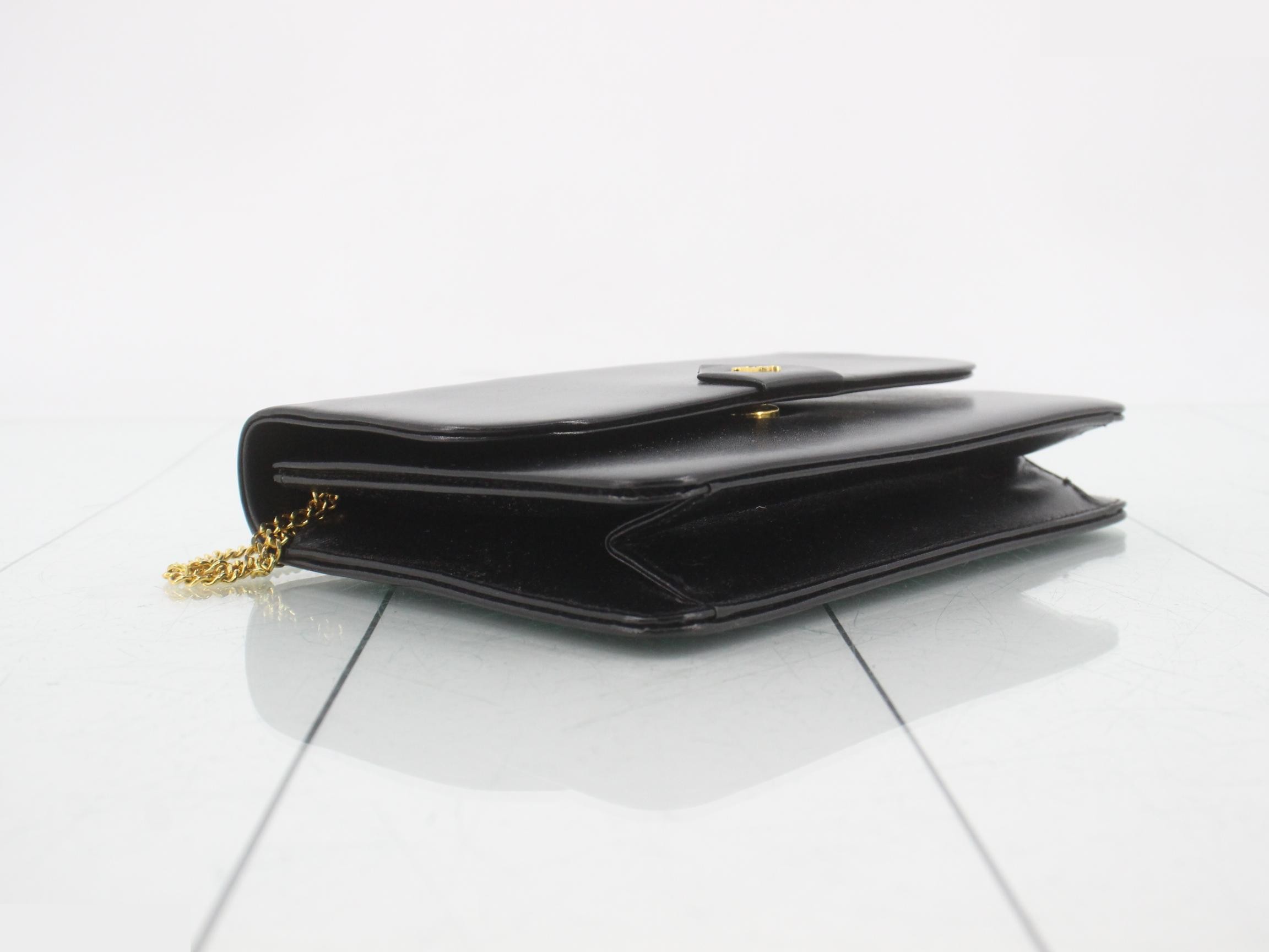 Leather chain shoulder bag with dust bag. — view 5