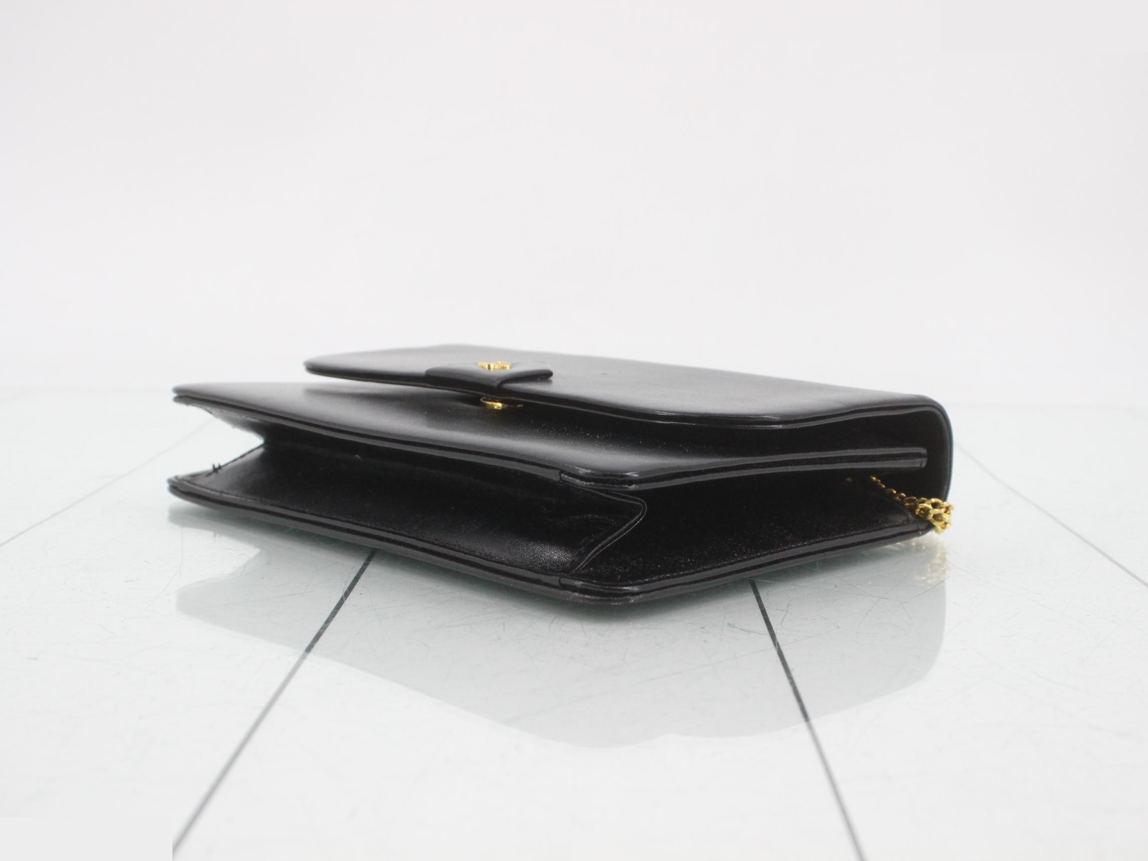 Leather chain shoulder bag with dust bag. — view 6