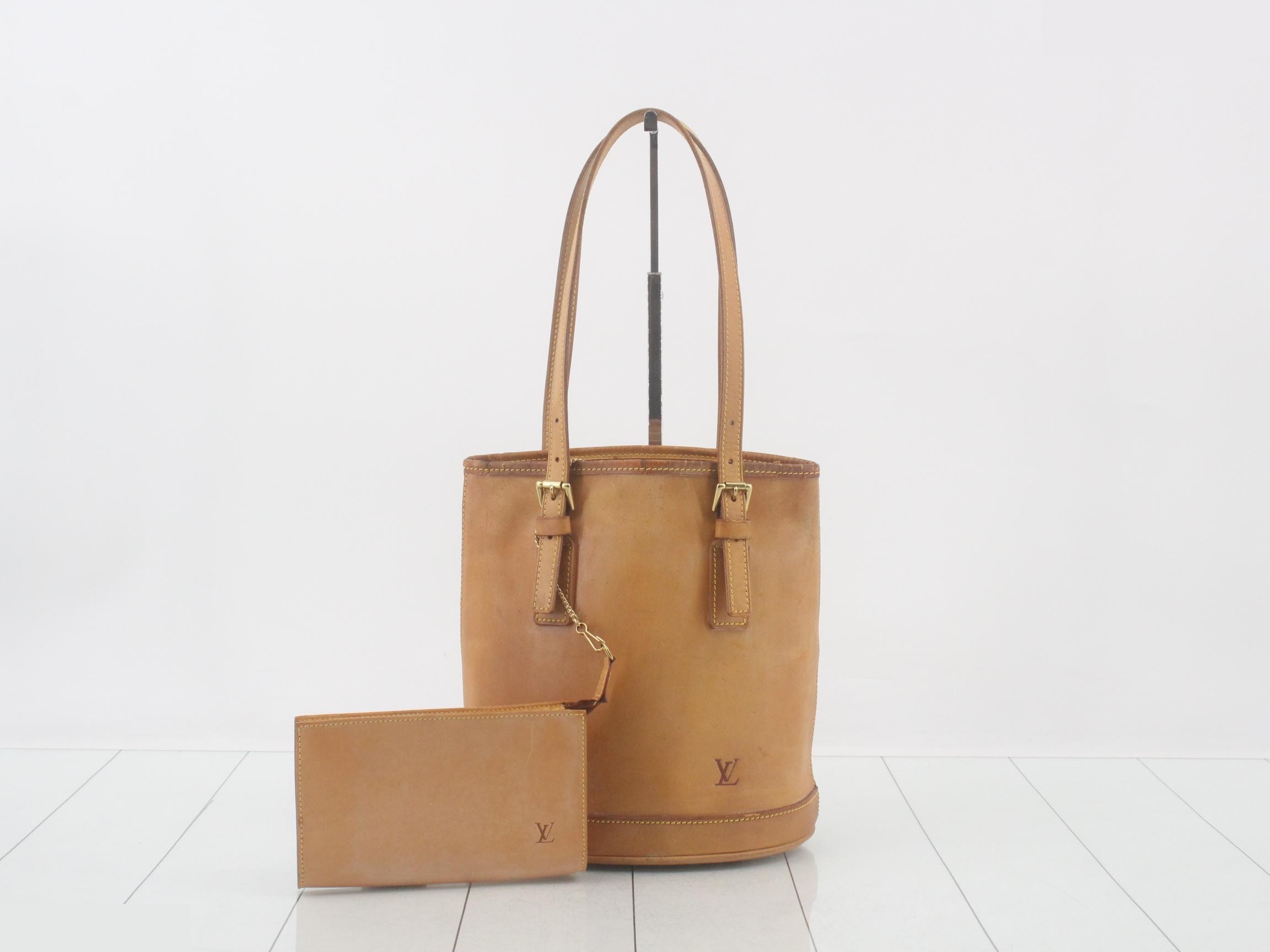 Comes with a pouch