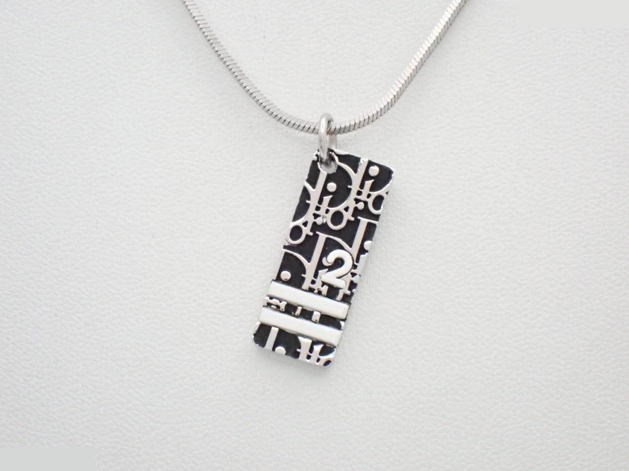Trotter precious metal necklace pendant, neck circumference approximately 48 cm