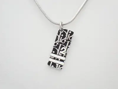 Trotter precious metal necklace pendant, neck circumference approximately 48 cm