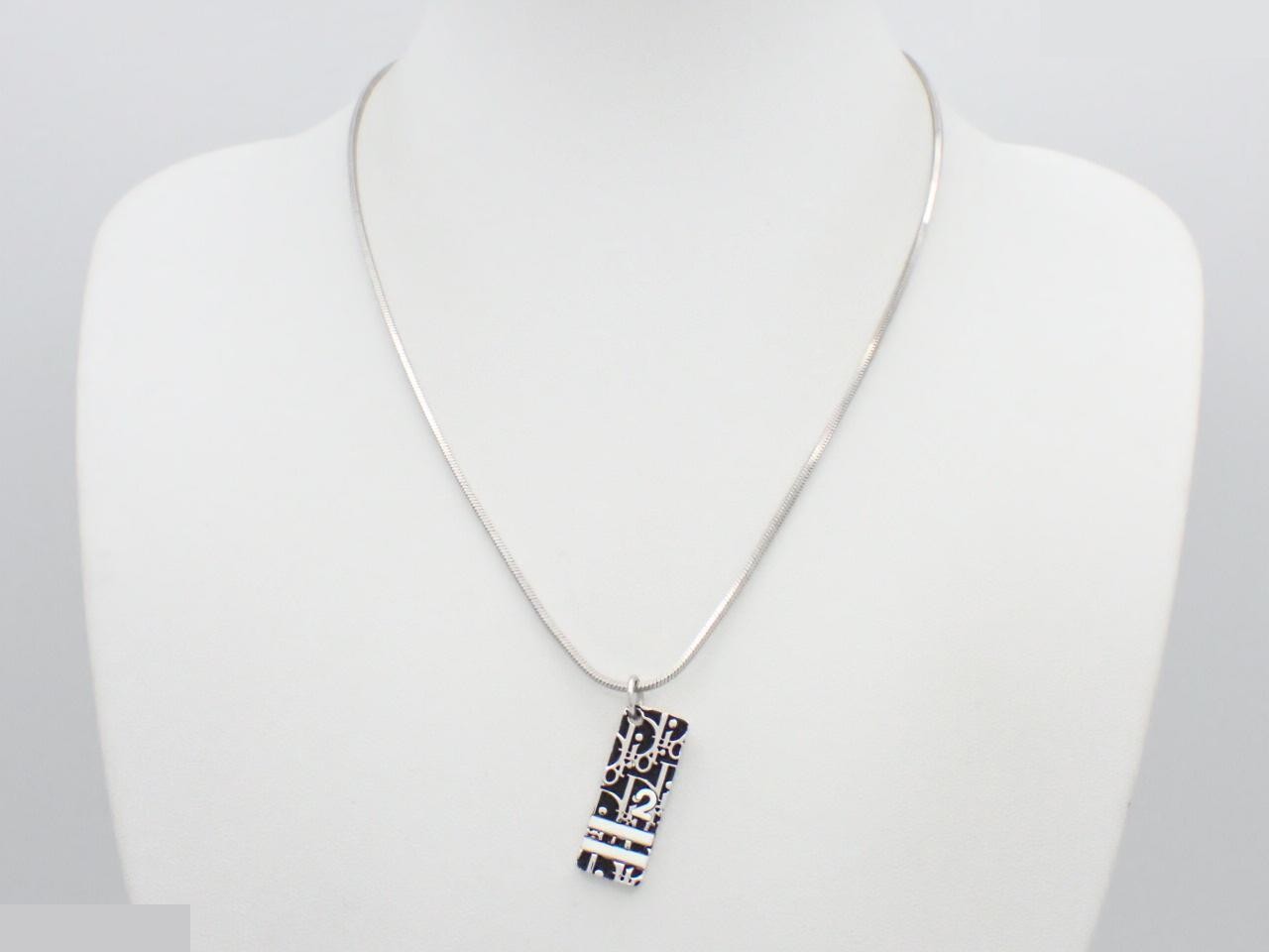 Trotter precious metal necklace pendant, neck circumference approximately 48 cm — view 3