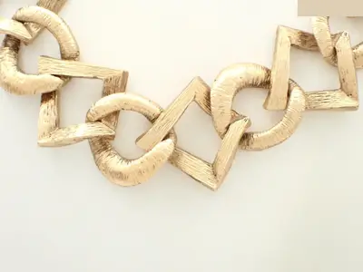 Other line: Precious metals, necklaces, pendants, neck circumference approximately 48cm.