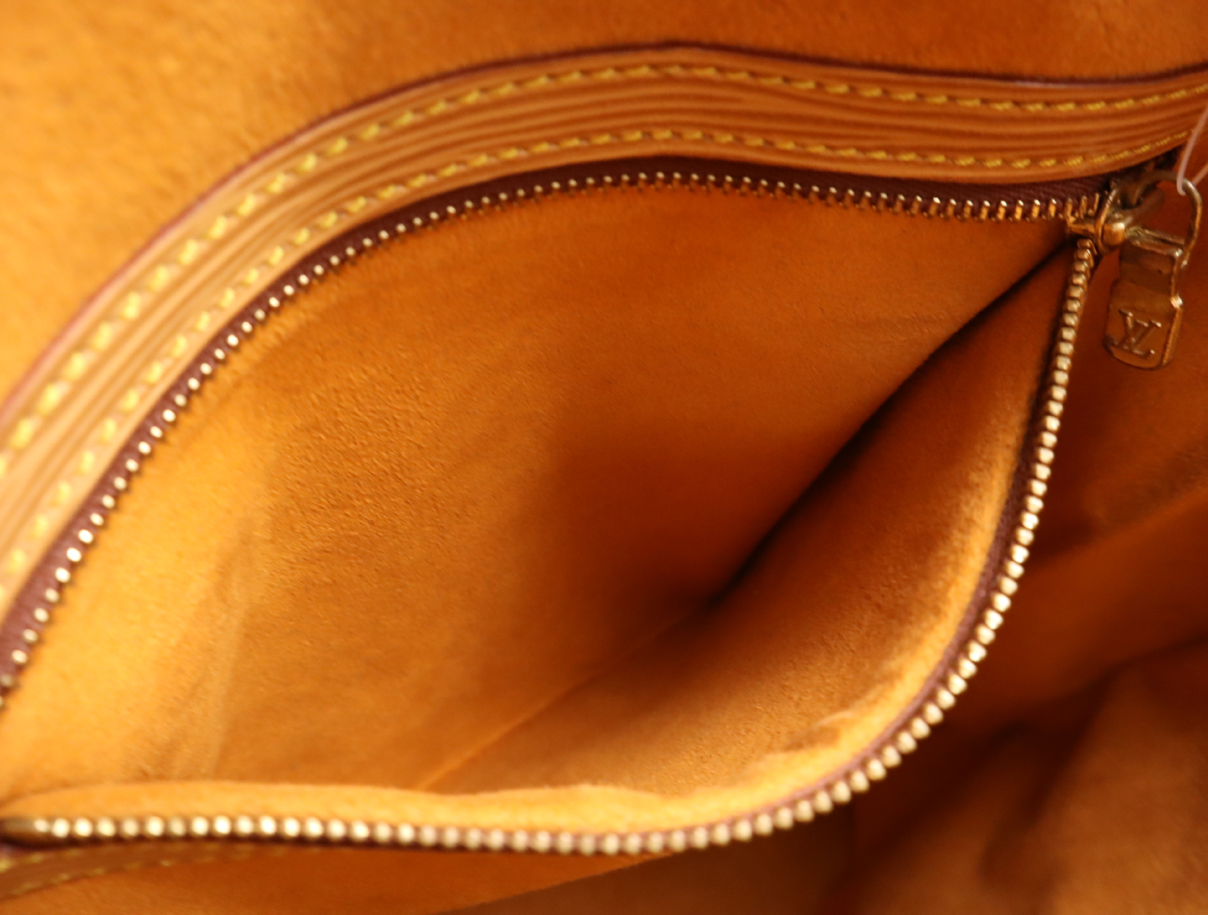 M43088 Epi Randonnée GM Zipangu Gold Shoulder Bag — view 12
