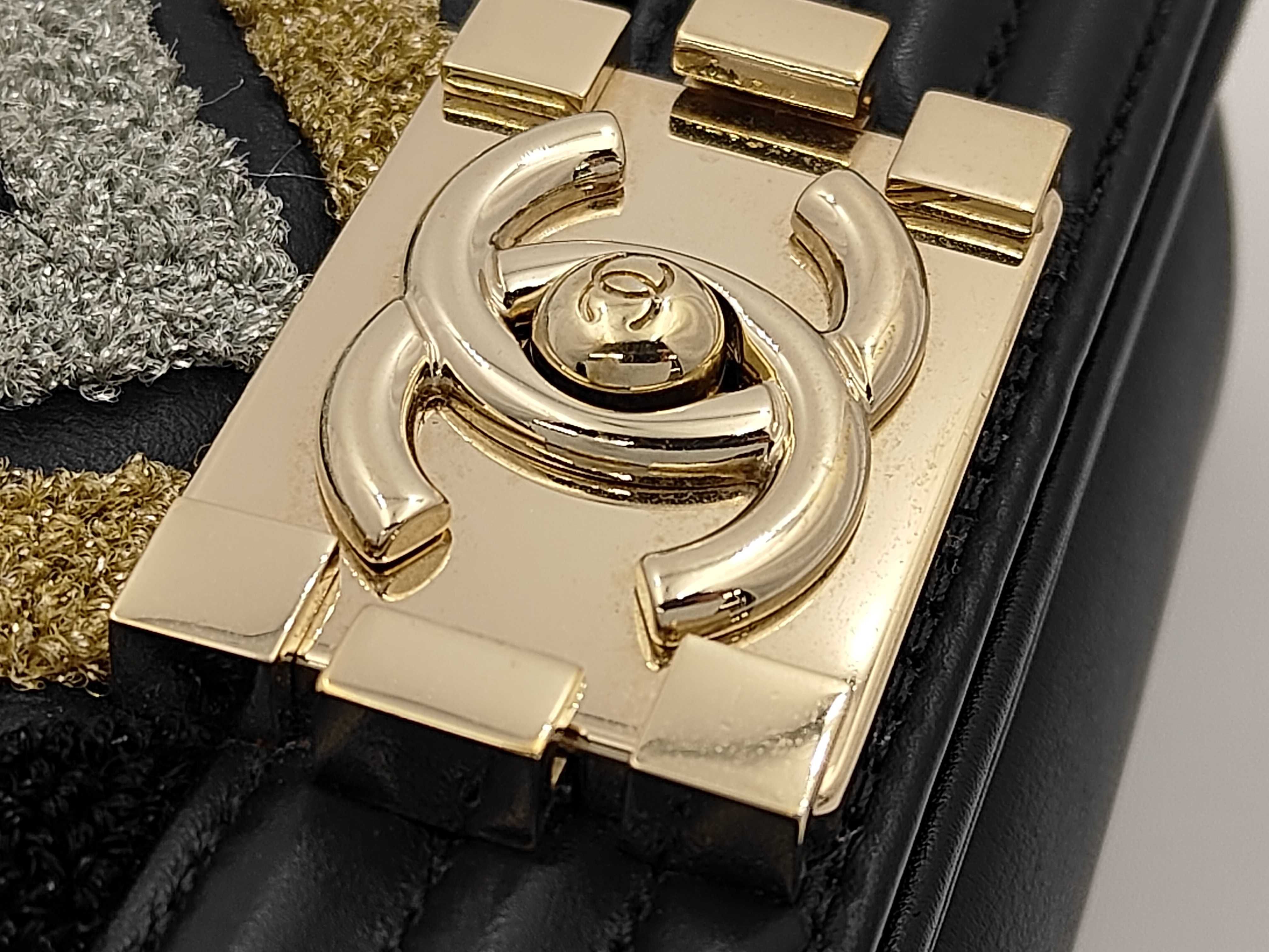 Boy Chanel V-stitch Lambskin Shoulder Bag — view 15