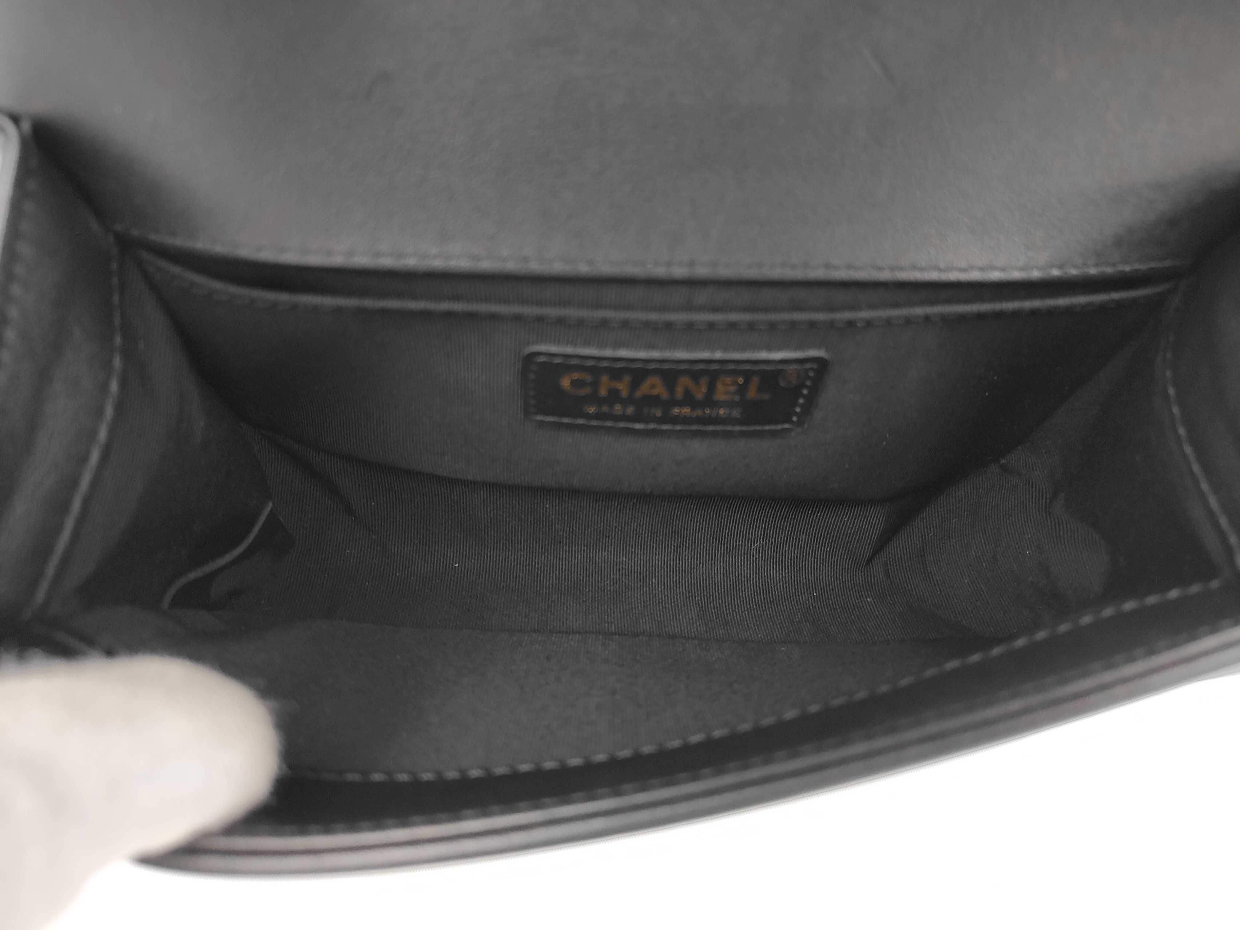 Boy Chanel V-stitch Lambskin Shoulder Bag — view 9