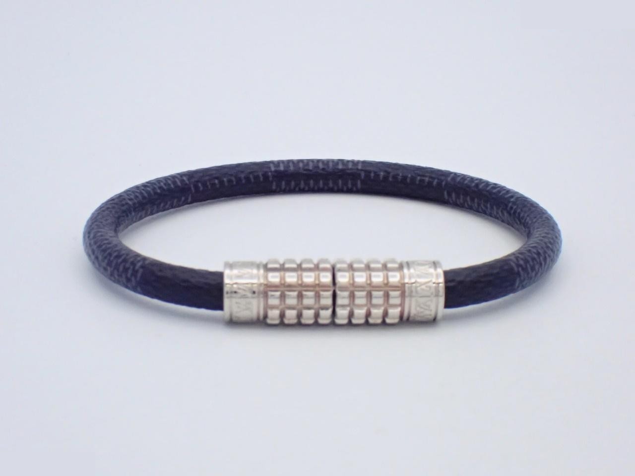 Bangle, with box and storage bag, wrist circumference approximately 18cm. — view 2
