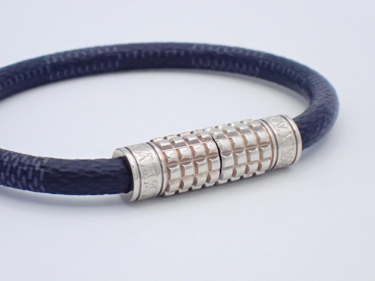 Bangle, with box and storage bag, wrist circumference approximately 18cm. — view 3