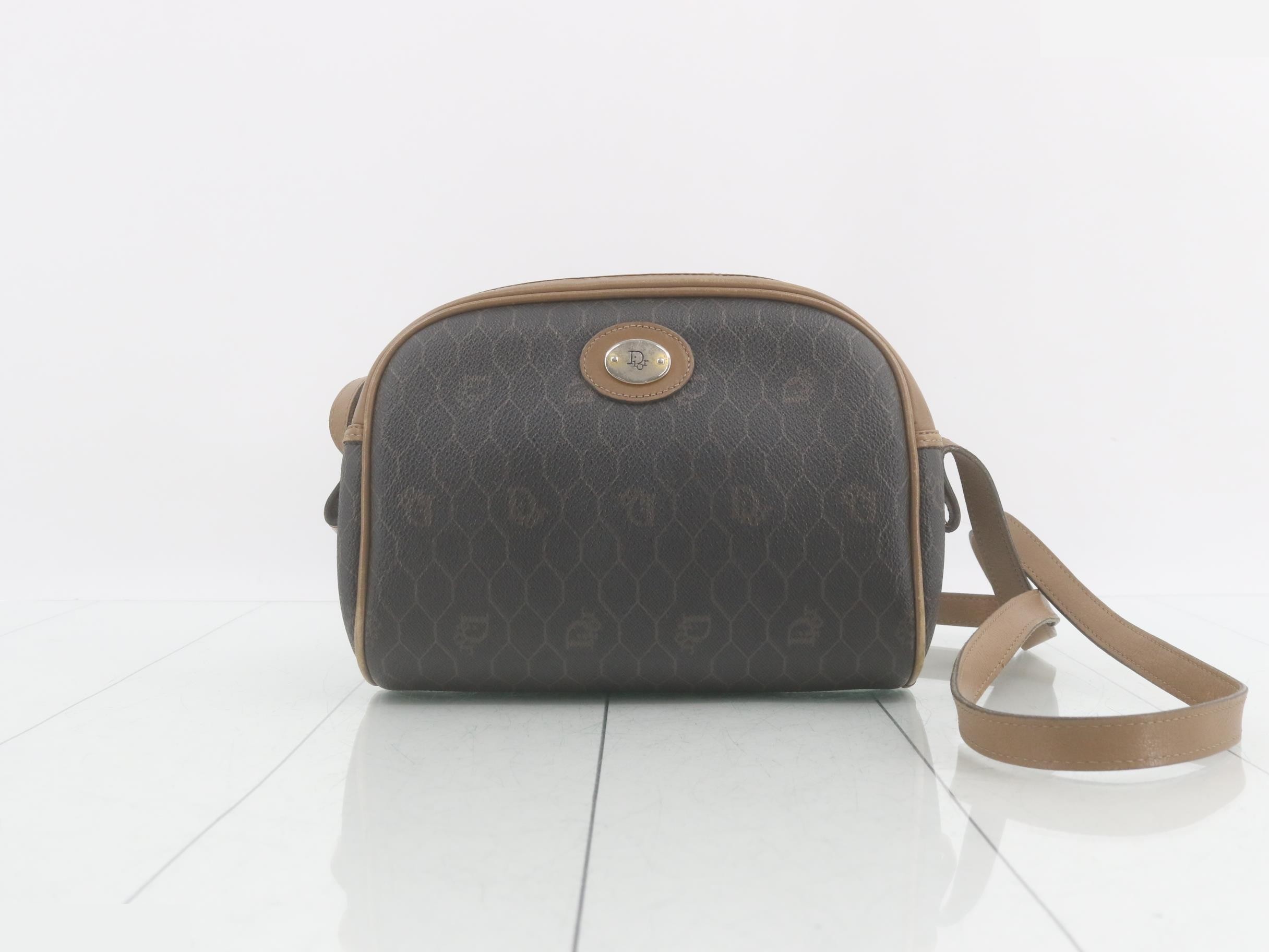 Honeycomb pattern shoulder bag