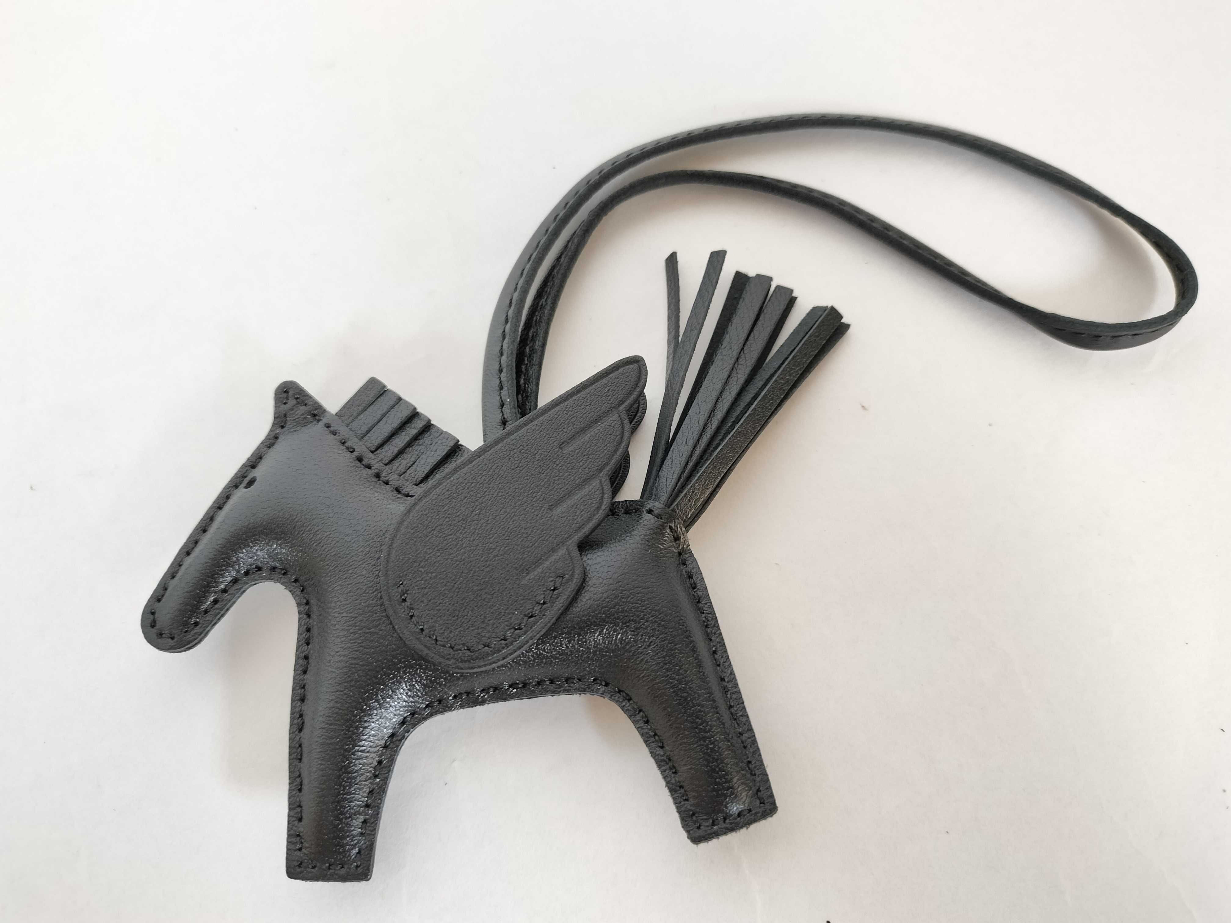 Rodeo PM Pegasus So Black G Stamp Charm — view 2