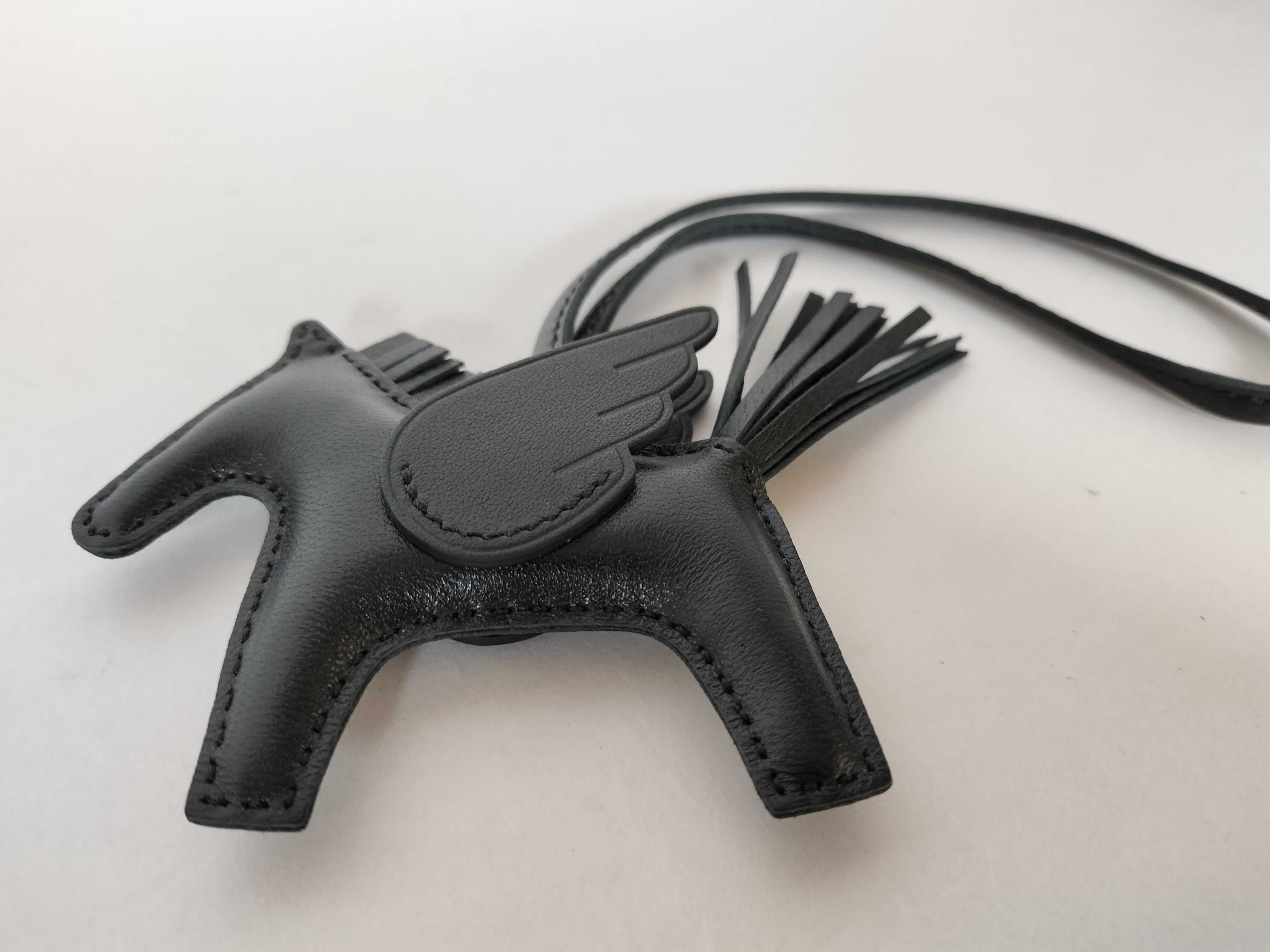 Rodeo PM Pegasus So Black G Stamp Charm — view 4