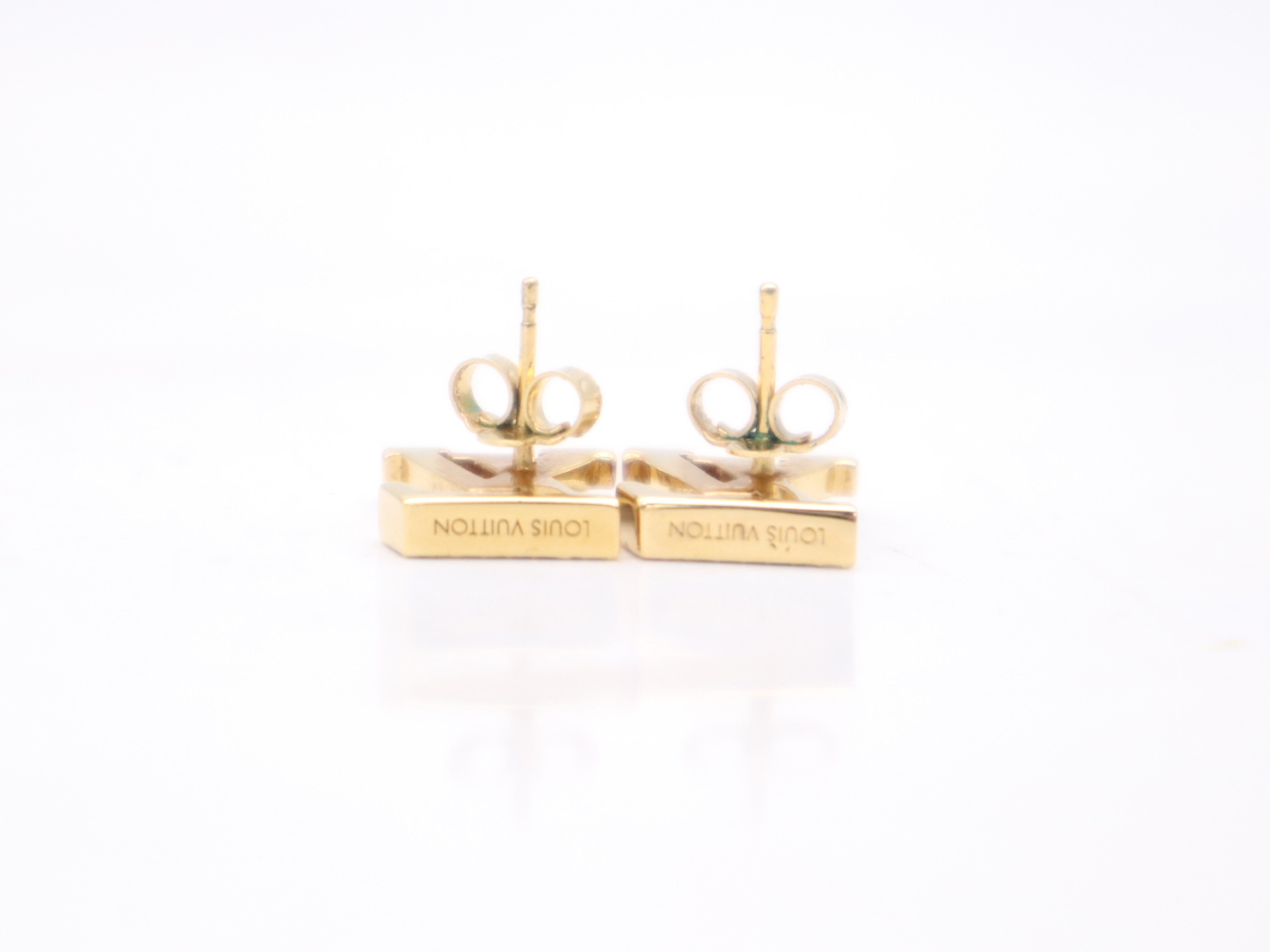M01235 GP LV Iconic Pearl Earrings Gold Earrings — view 4