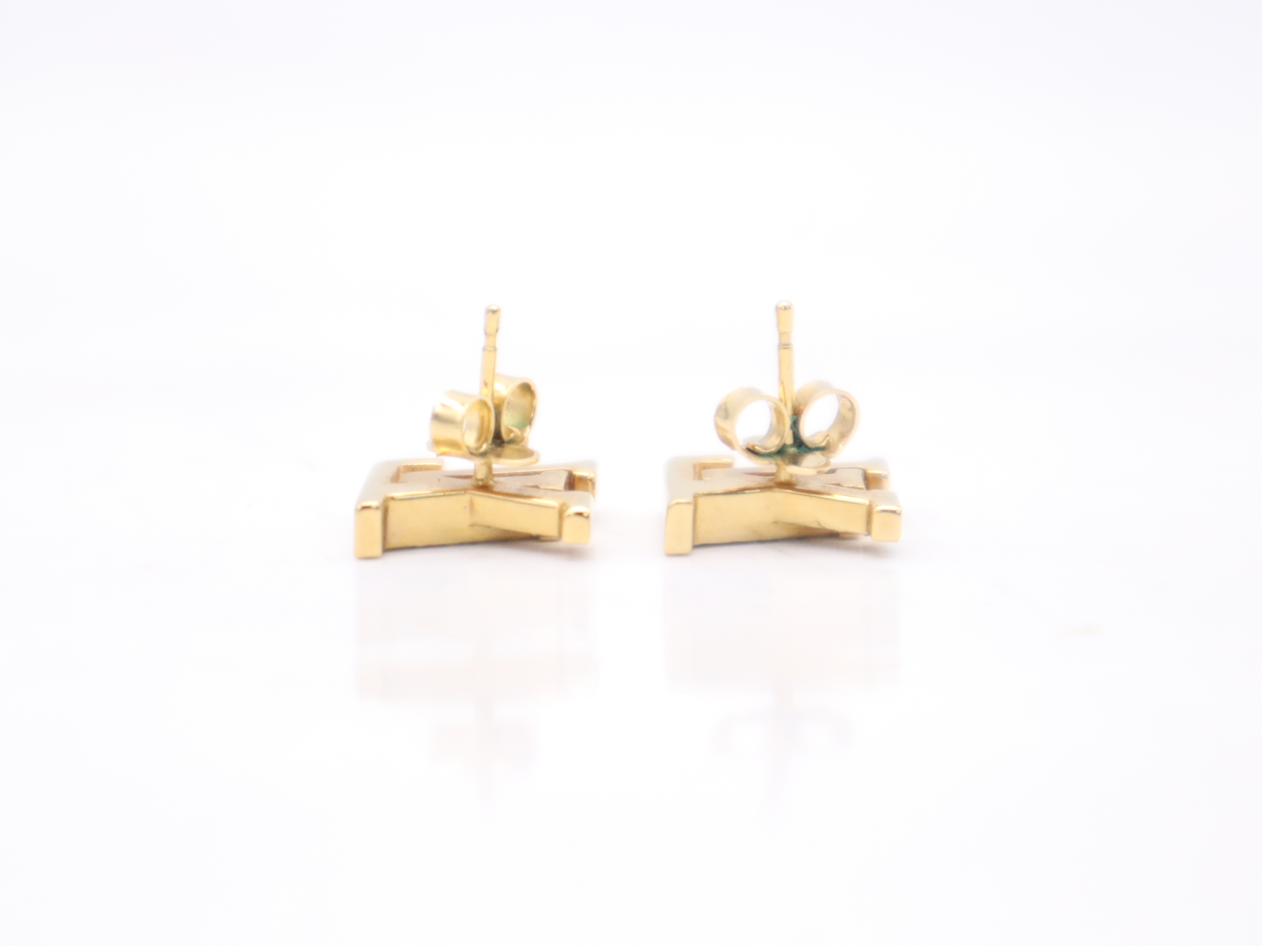 M01235 GP LV Iconic Pearl Earrings Gold Earrings — view 5