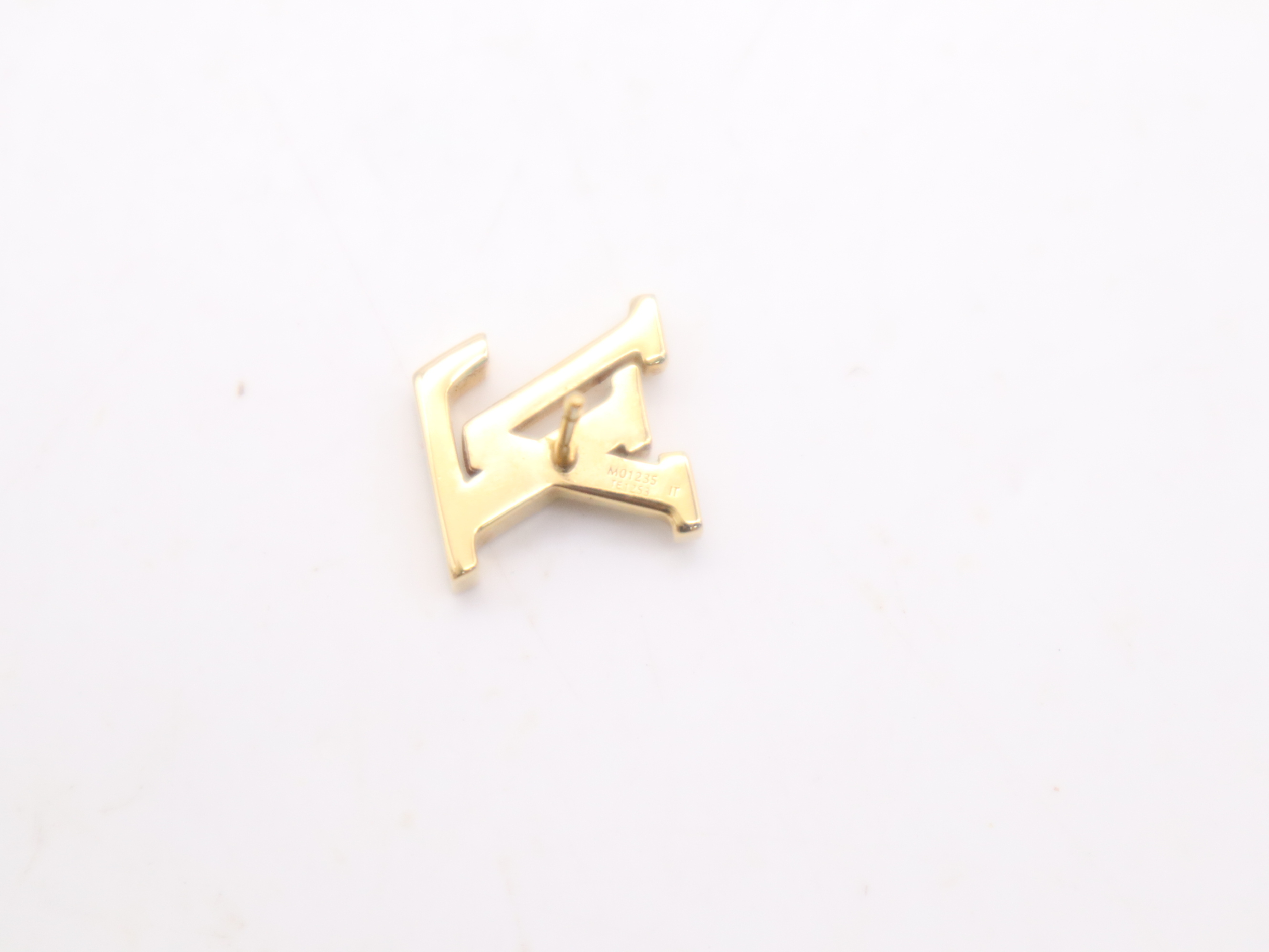 M01235 GP LV Iconic Pearl Earrings Gold Earrings — view 9