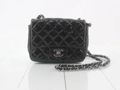 Matelassé enamel chain shoulder bag