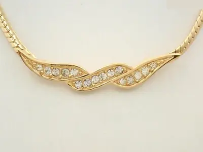 Other line: Precious metal necklaces and pendants, neck circumference approximately 36 cm.