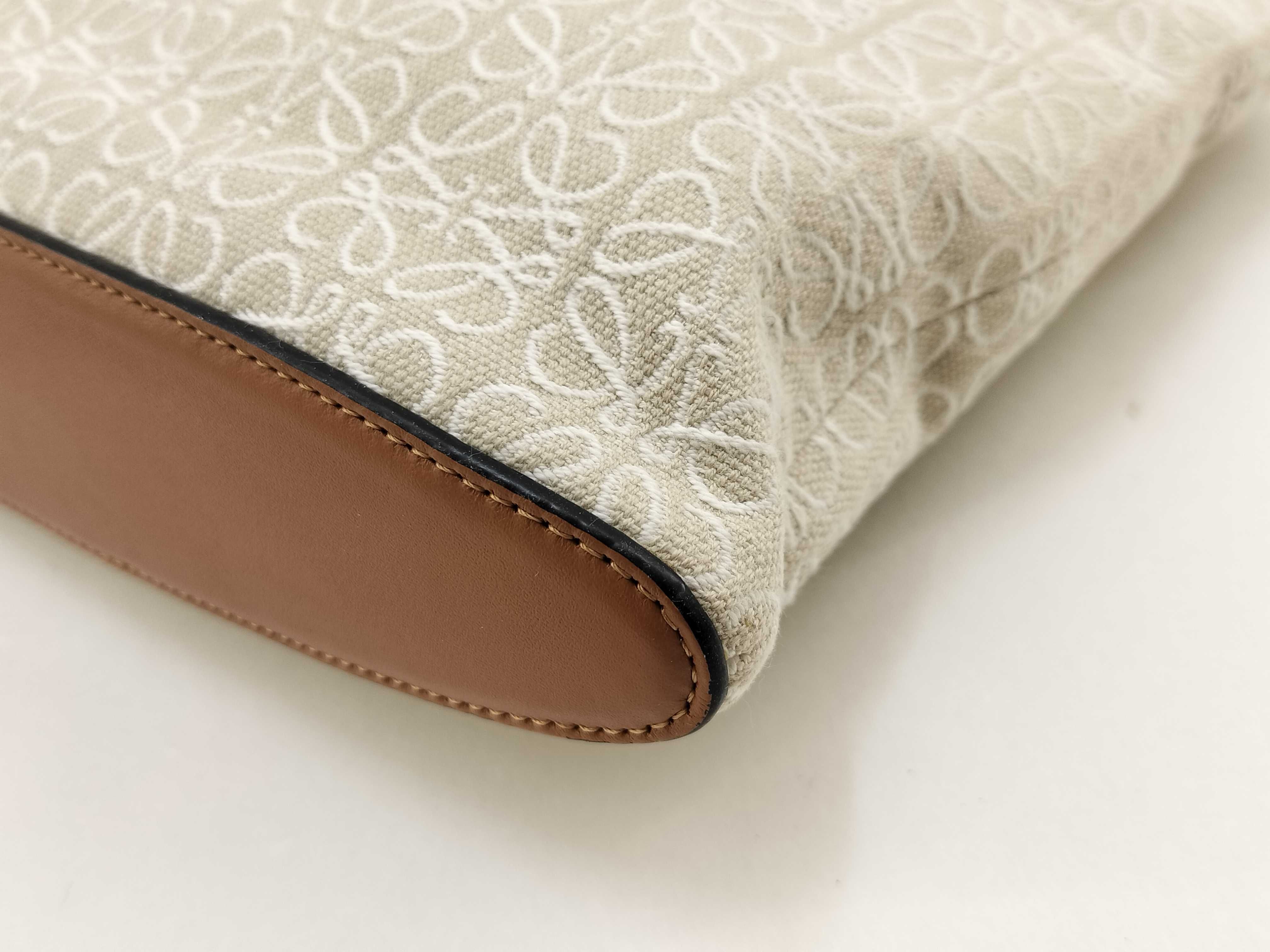 (Loewe) Clutch Bag Pouch for Women, Oblong Pouch, Anagram Jacquard & Calfskin Pouch — view 5