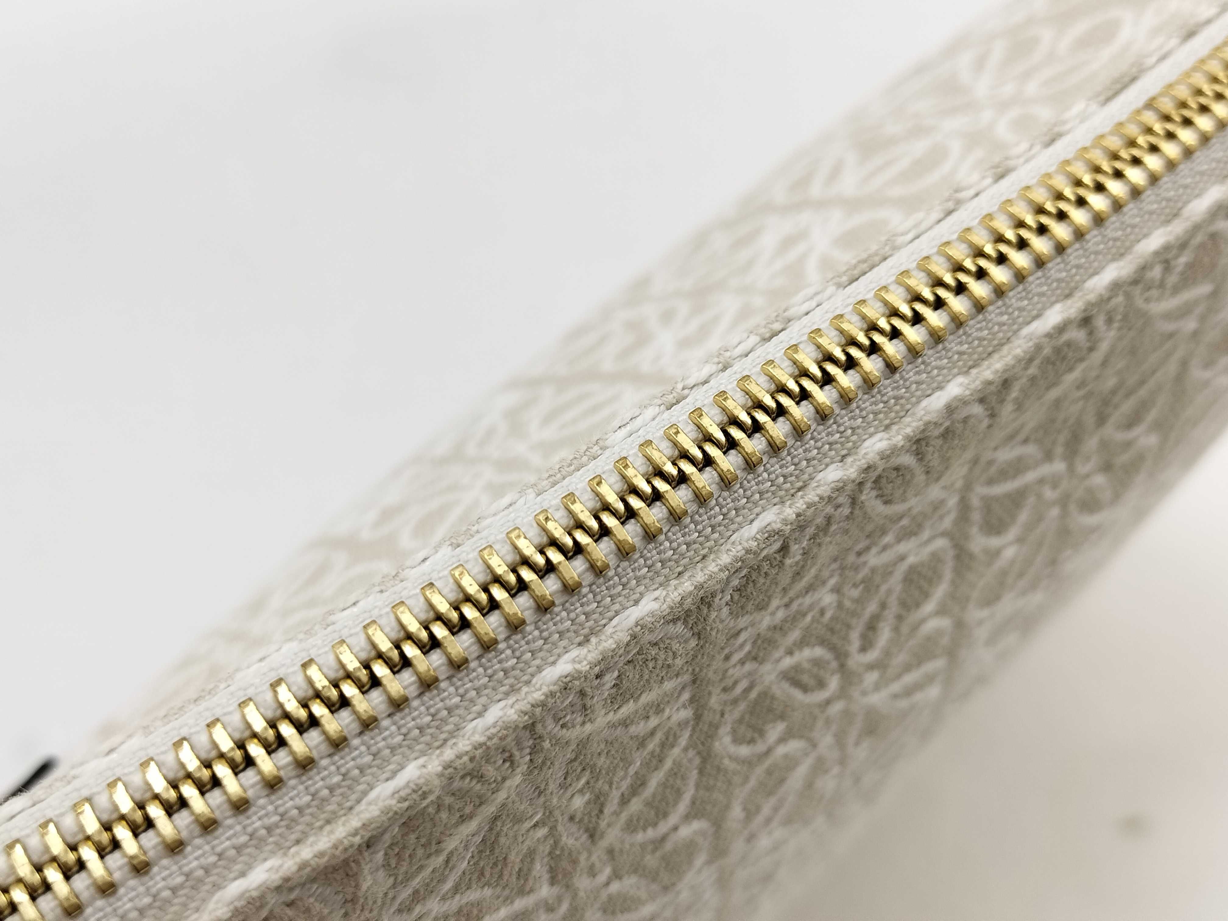 (Loewe) Clutch Bag Pouch for Women, Oblong Pouch, Anagram Jacquard & Calfskin Pouch — view 8