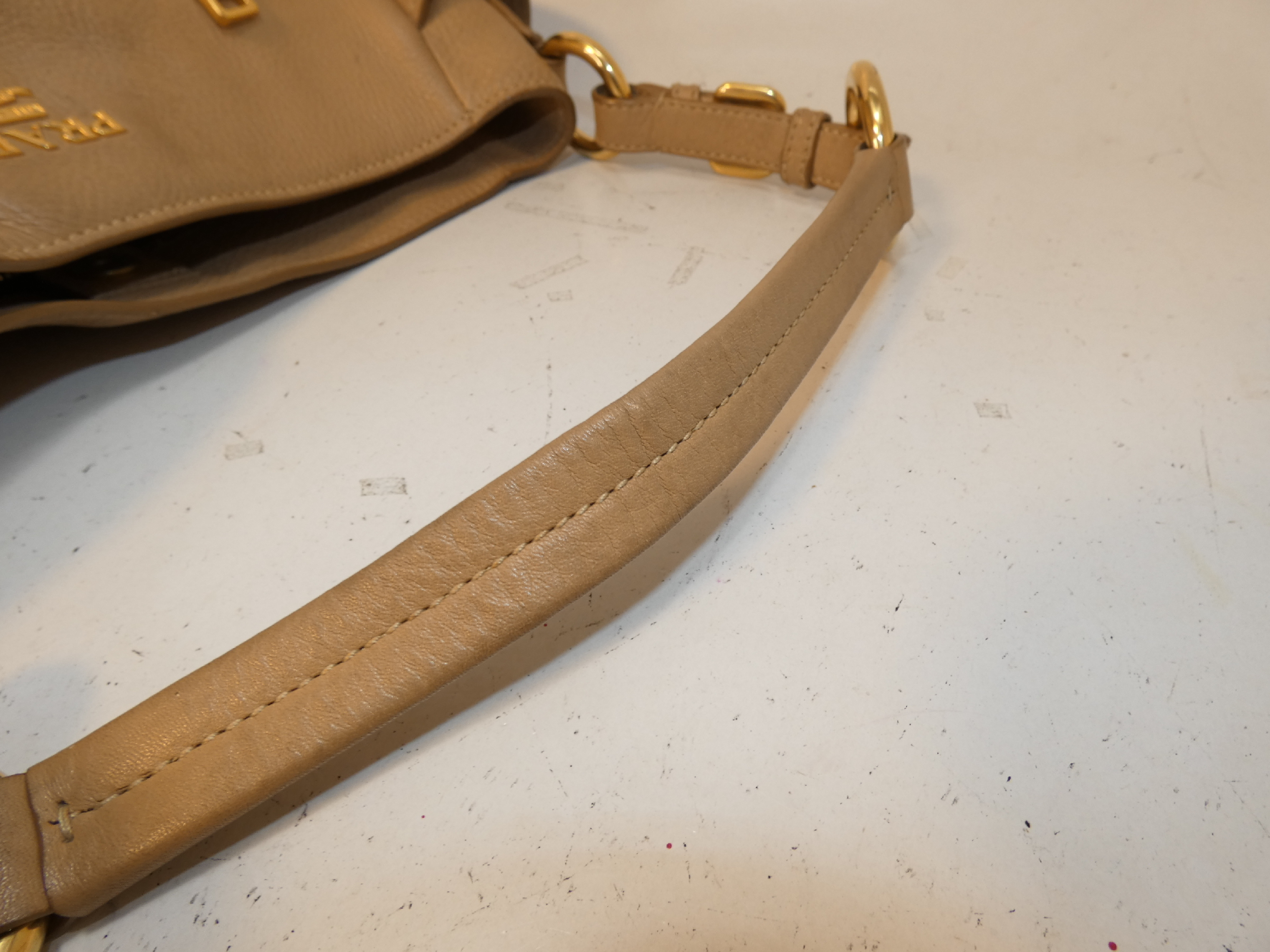 Vitello Beige One-Hand One-Shoulder Shoulder Bag — view 4
