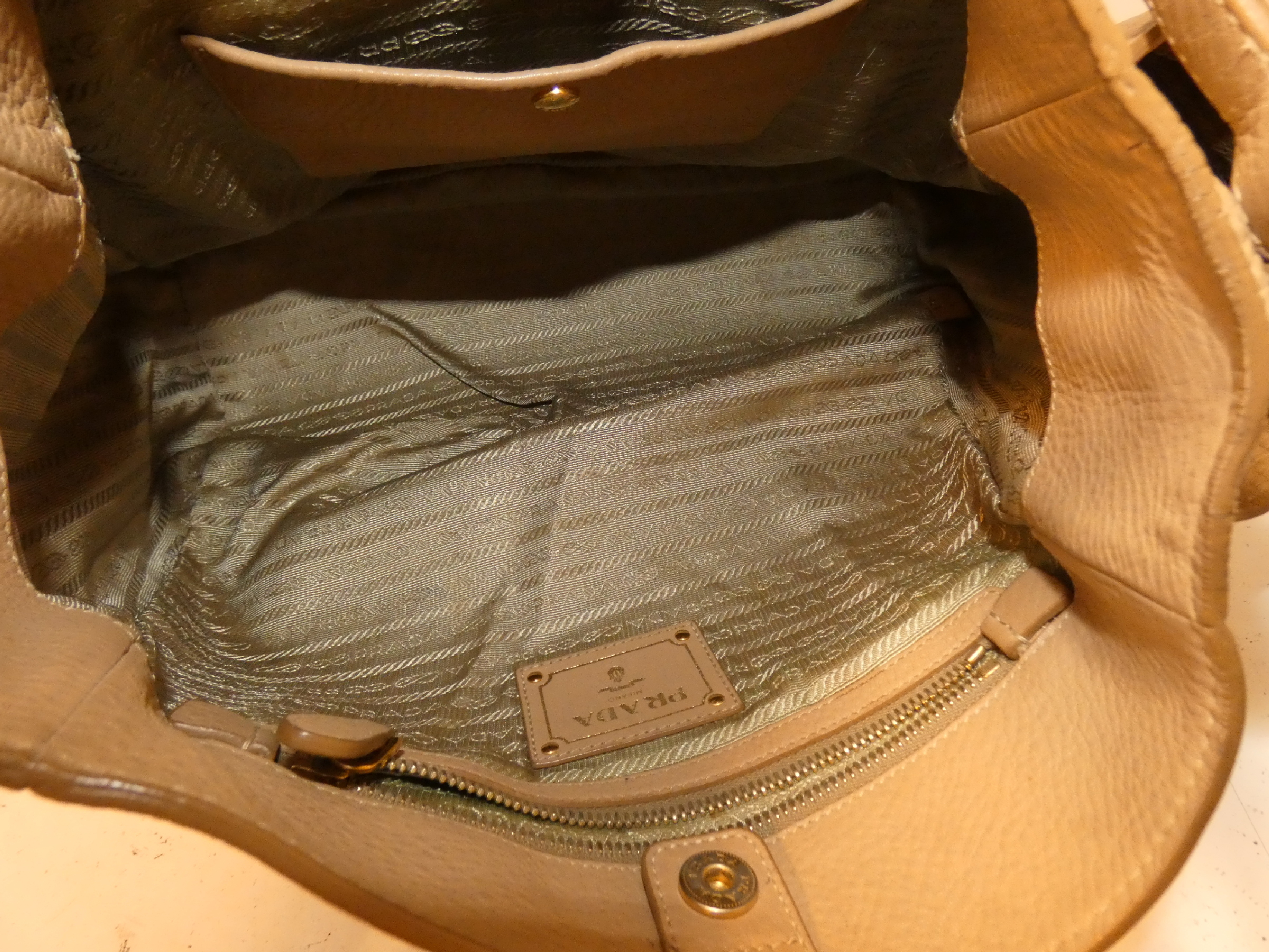 Vitello Beige One-Hand One-Shoulder Shoulder Bag — view 9