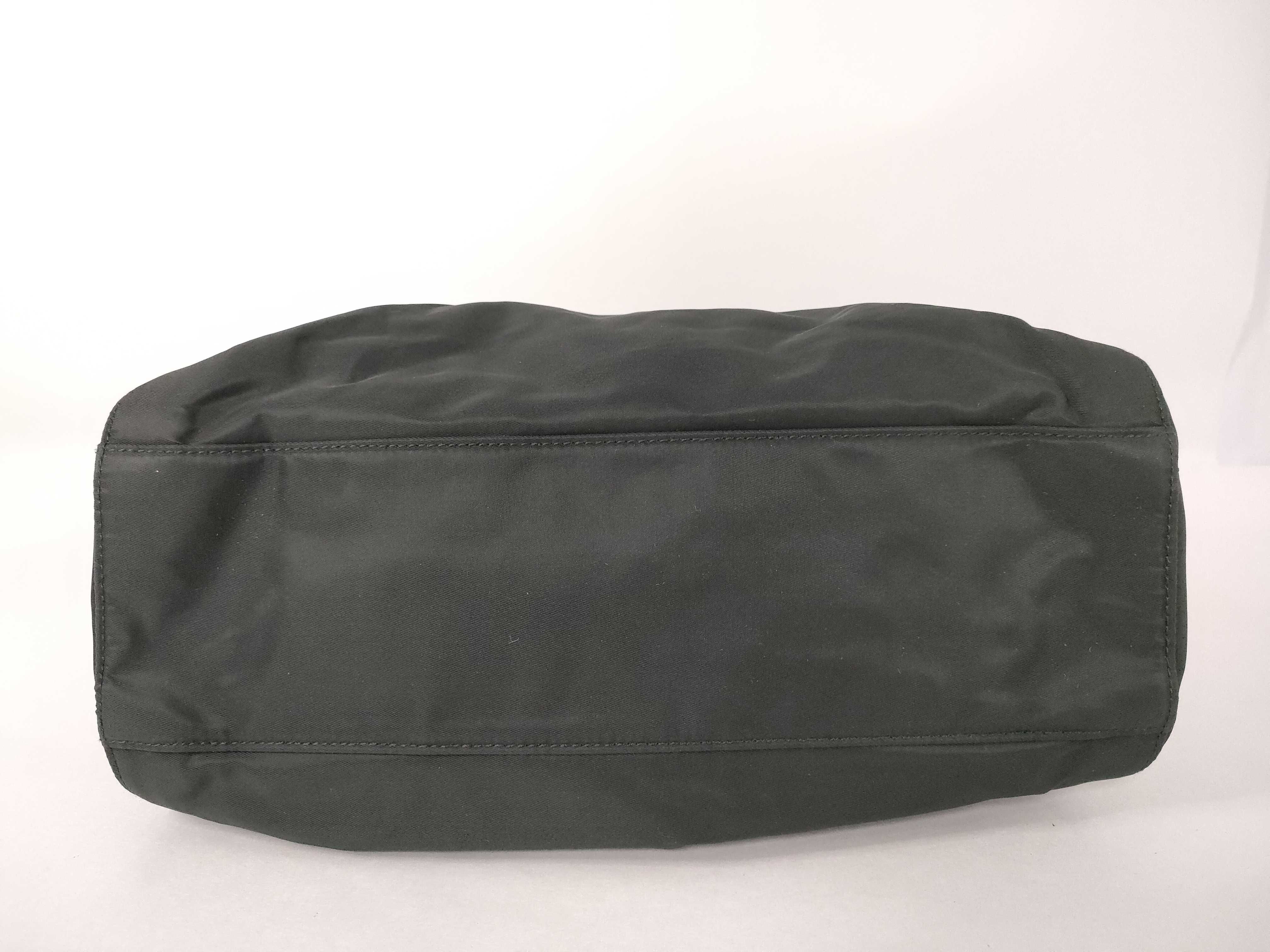 nylon chain tote bag with triangular logo. — view 7