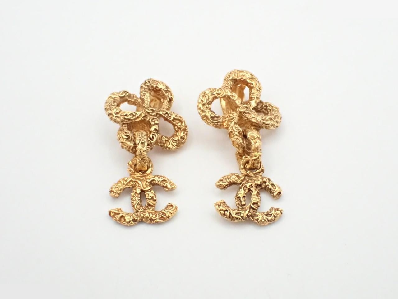 Earrings with Coco Mark design, gold.