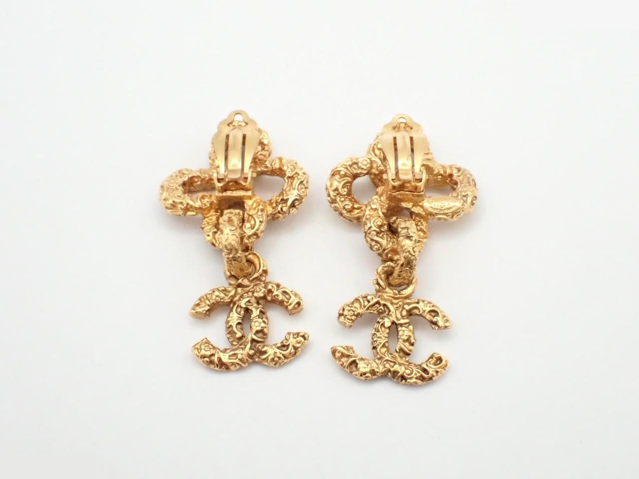 Earrings with Coco Mark design, gold. — view 2