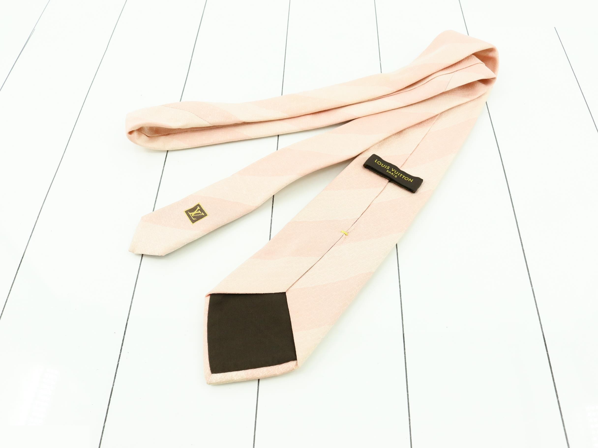 tie — view 2