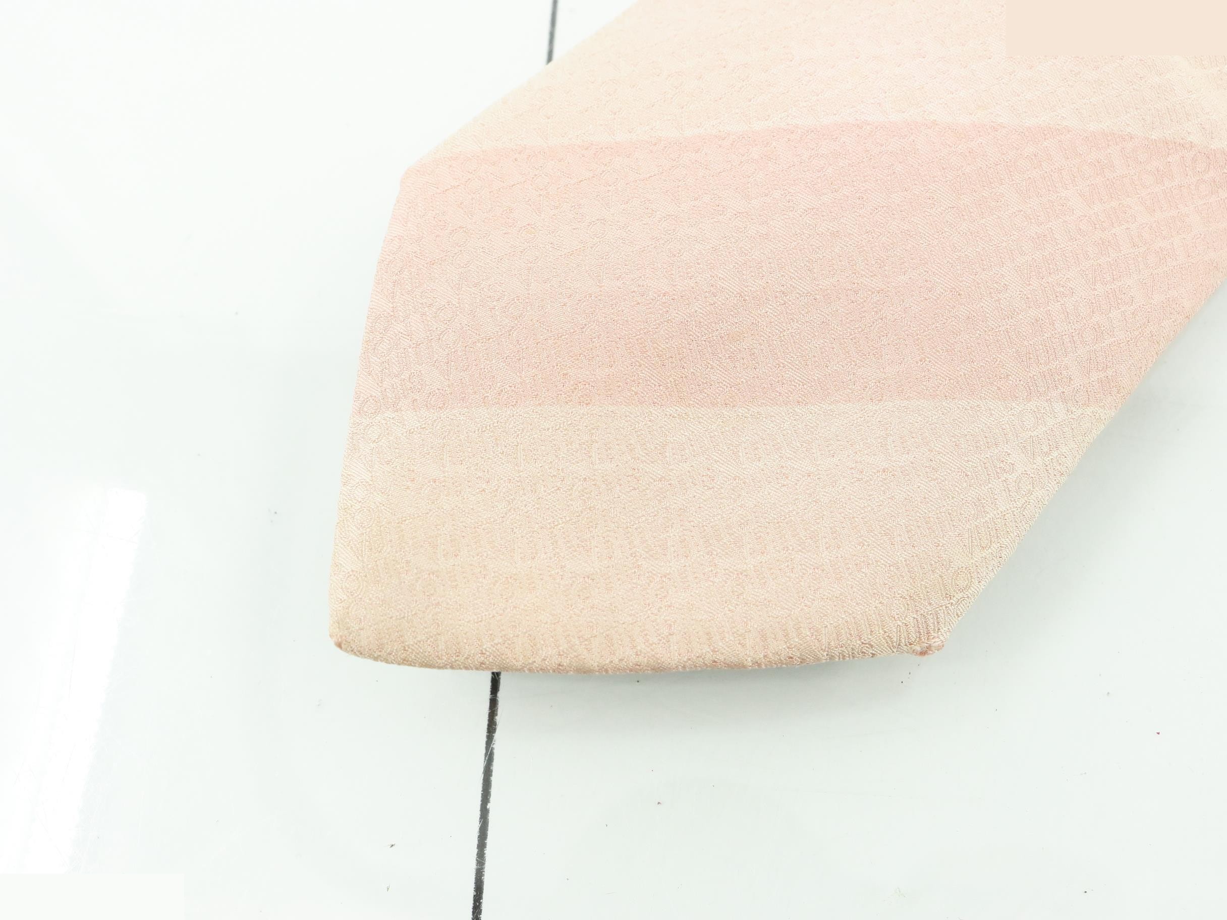 tie — view 3