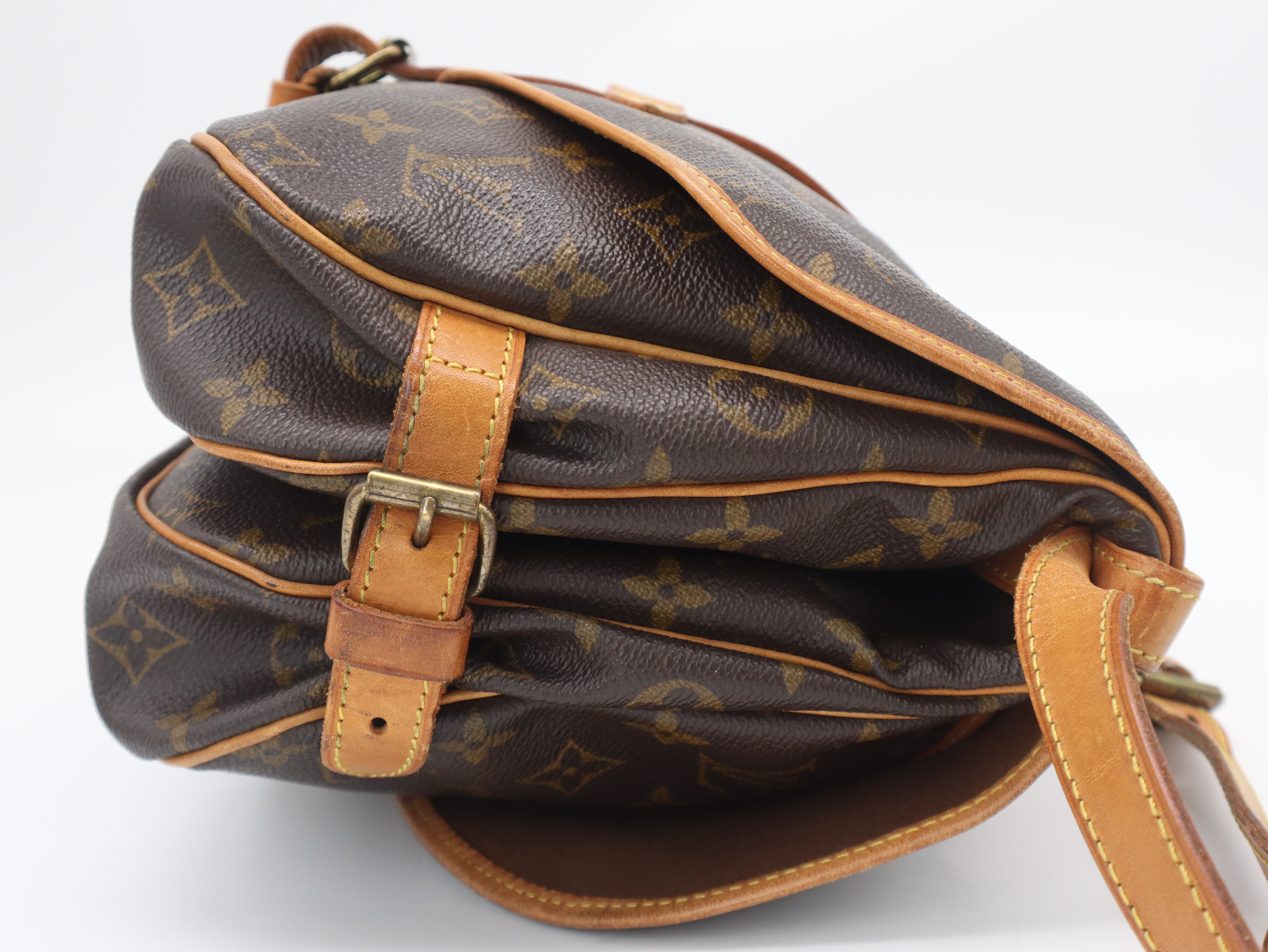 M42256 Monogram Saumur 30 Shoulder Bag — view 4