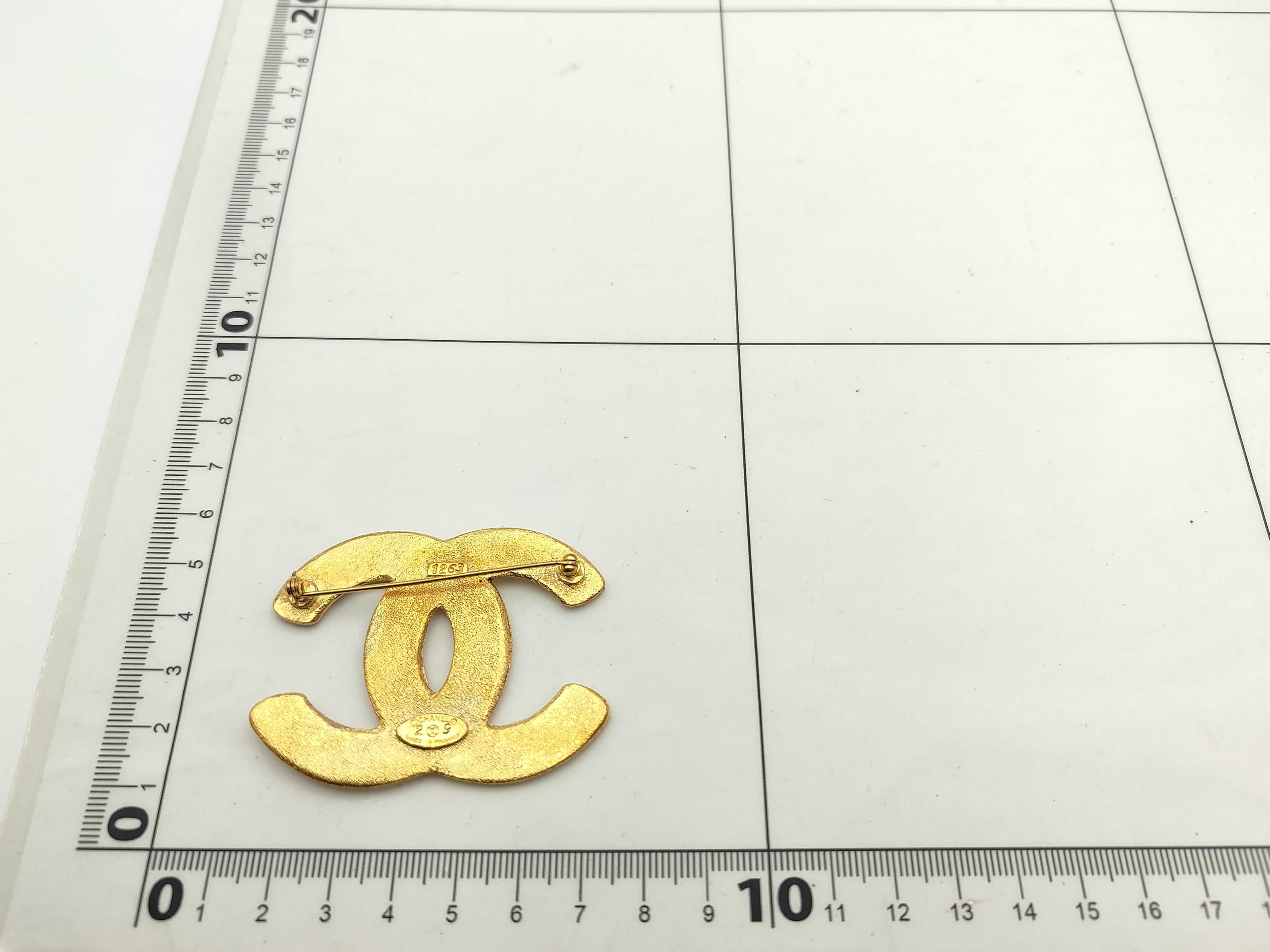 brooch 6 here mark 1263 gold 2 9 engraved brooch — view 2