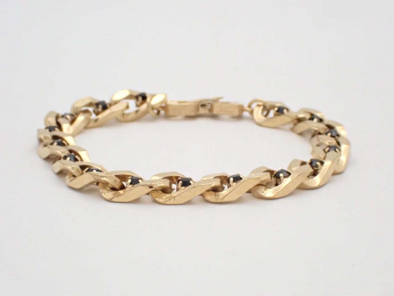 Other items: Precious metal bracelets and bangles (metal), wrist circumference approximately 17cm.