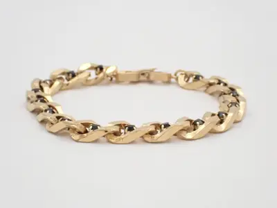 Other items: Precious metal bracelets and bangles (metal), wrist circumference approximately 17cm.