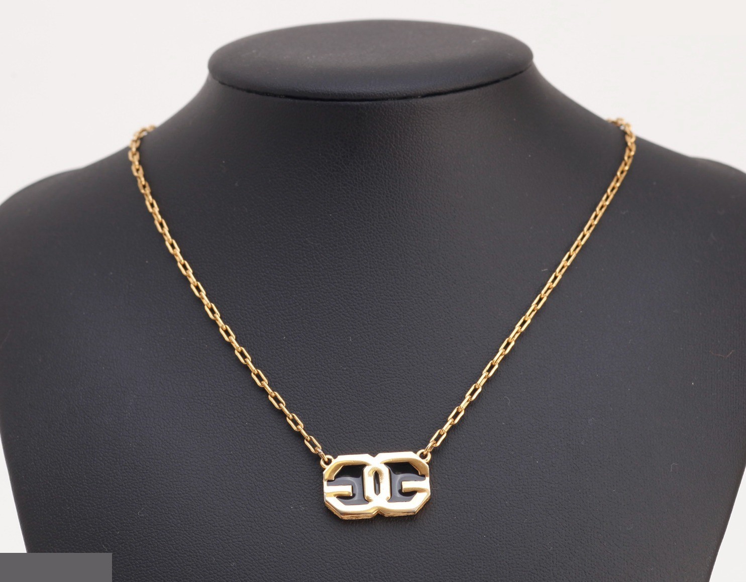 Other lines: Precious metal necklaces and pendants, total length approximately 38 cm. — view 3