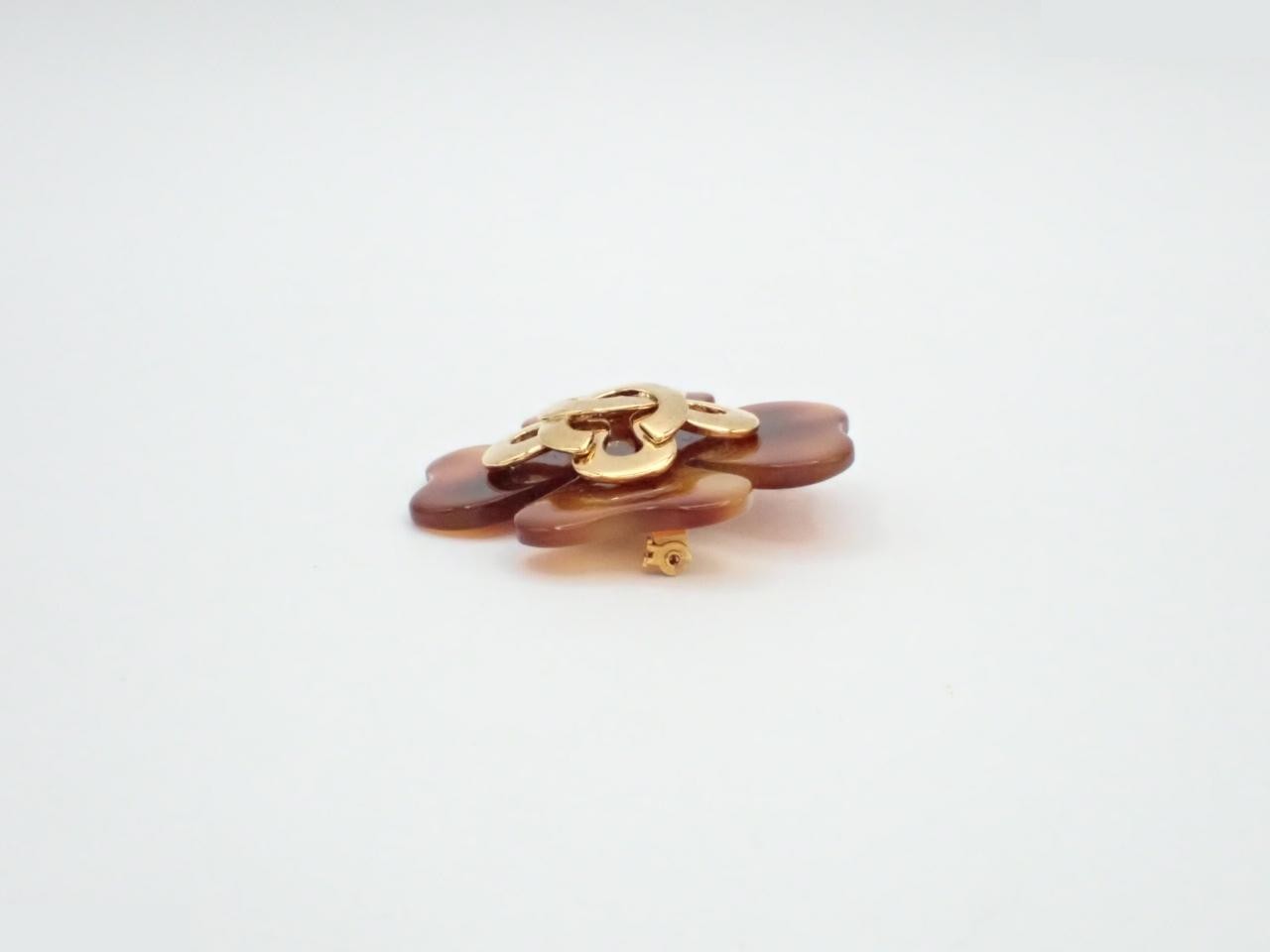 Tortoiseshell brooch with clover and Coco Chanel logo. — view 3