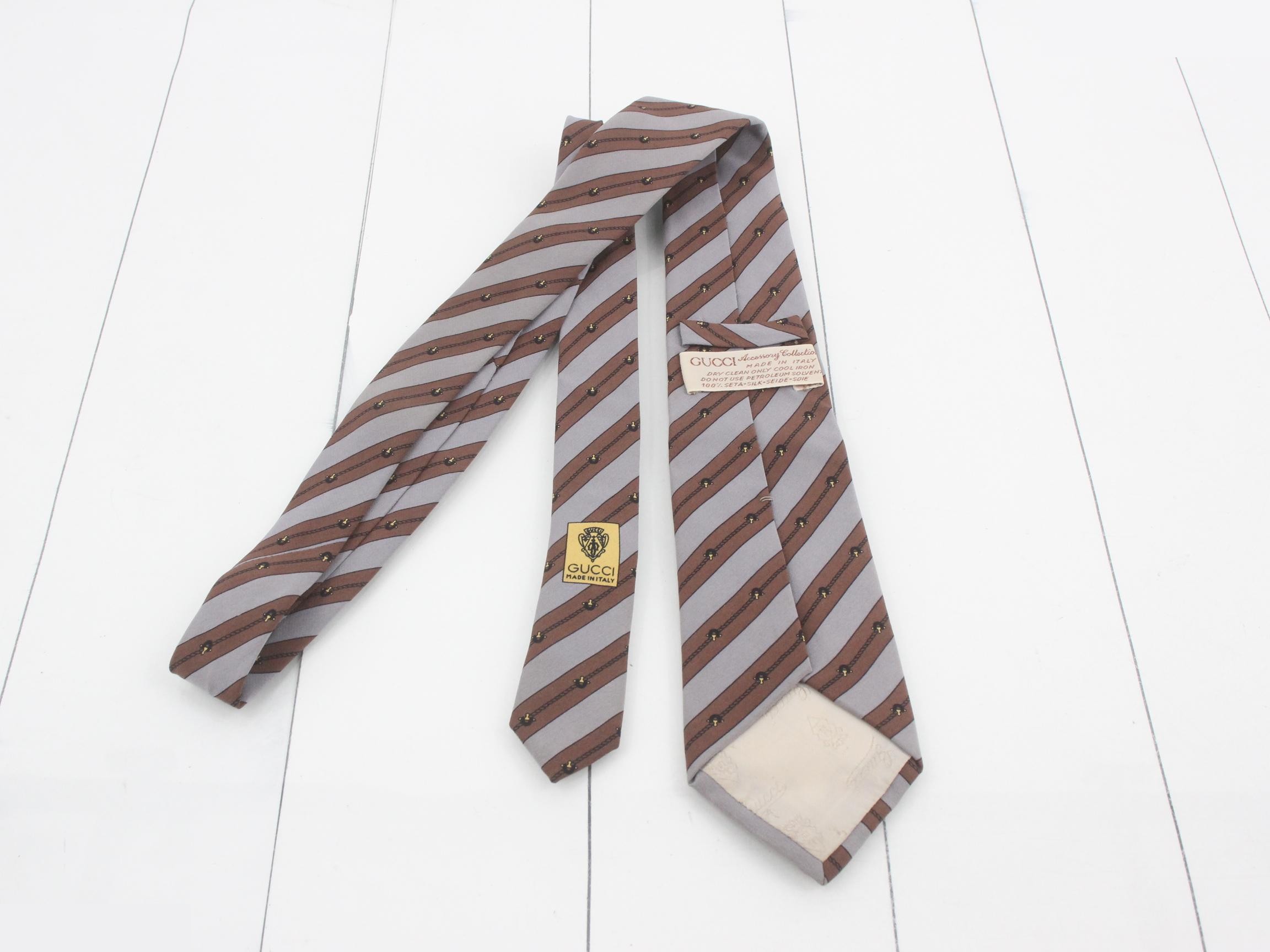 tie — view 2