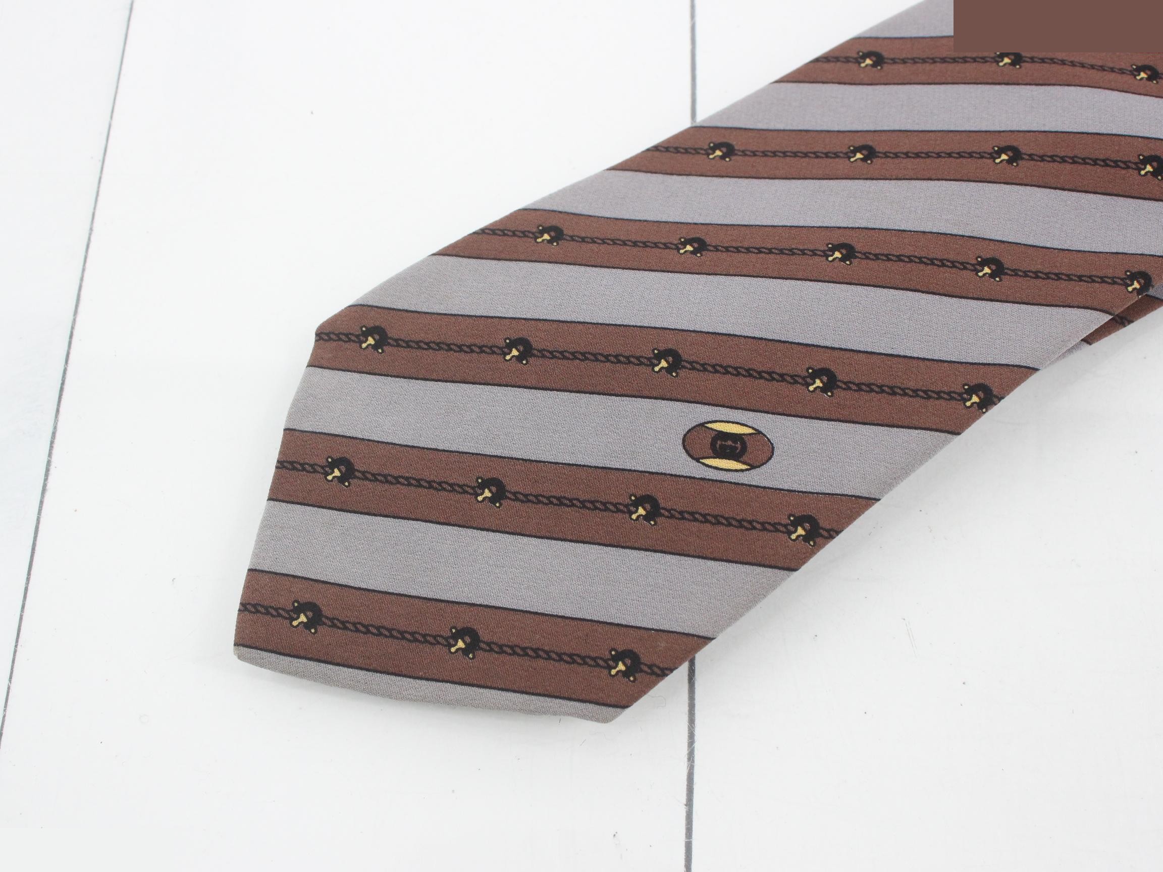 tie — view 3
