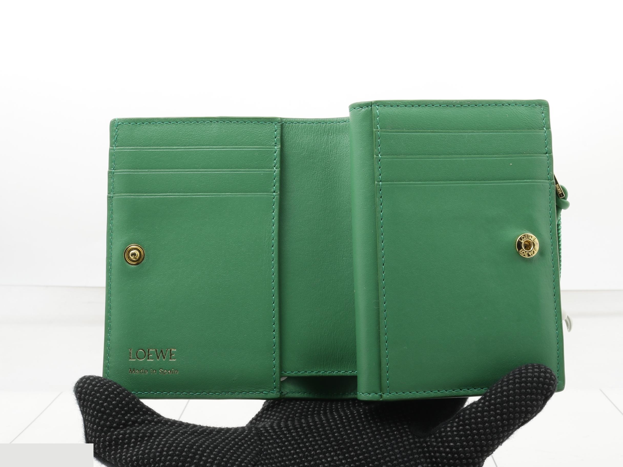 Wallet, tropical green, daisy and frog charm — view 4