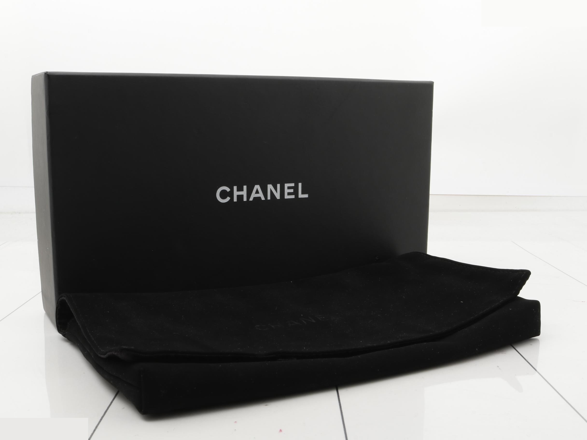Matelassé (bags) and wallets — view 5
