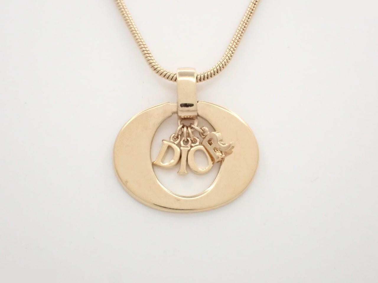 Other lines: Precious metals, necklaces, pendants, chains approximately 55cm long.