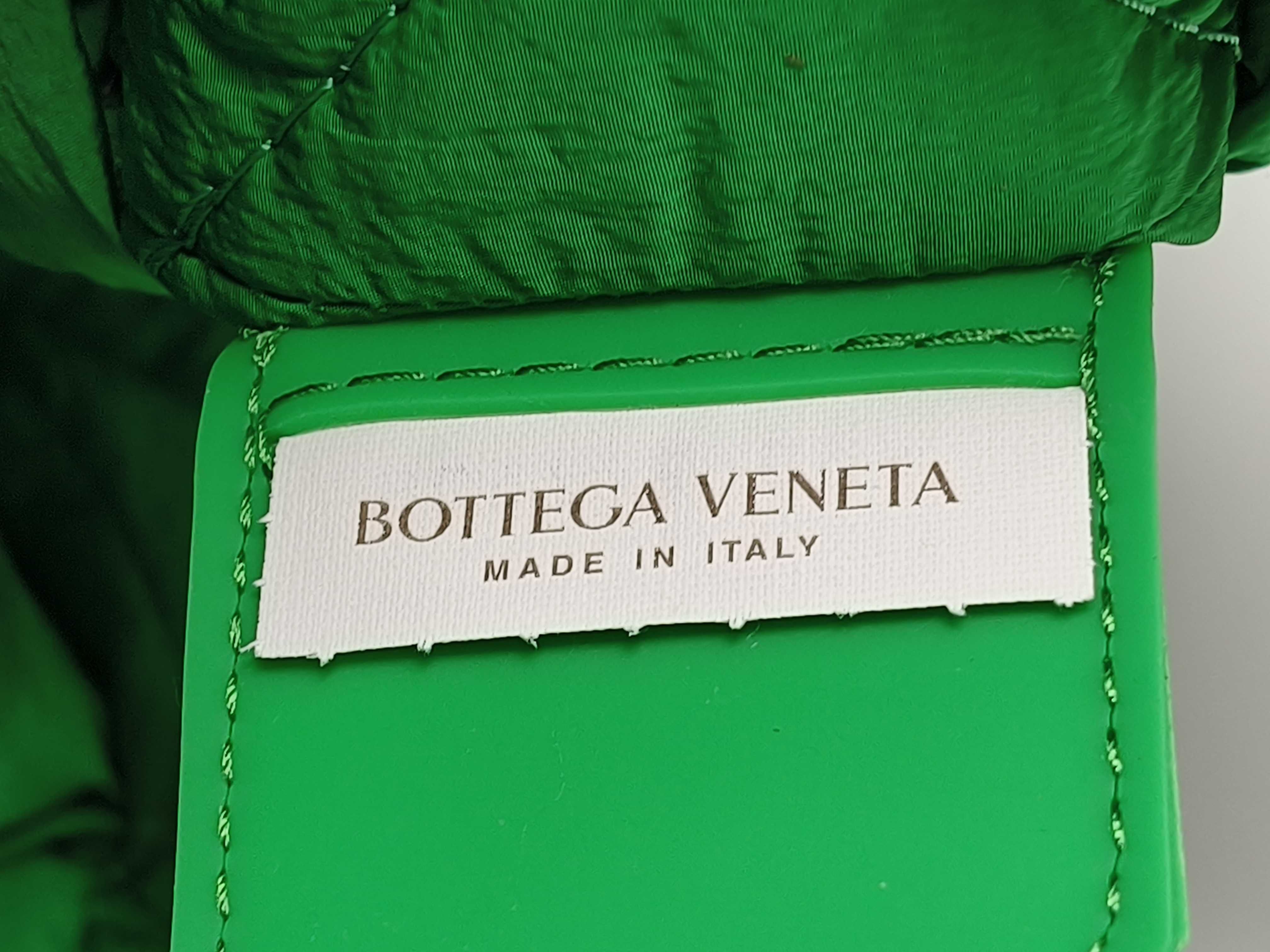 Intrecciato Maxi Intrecciato Padded Tech Cassette Nylon Body Bag Green Shoulder Bag — view 11