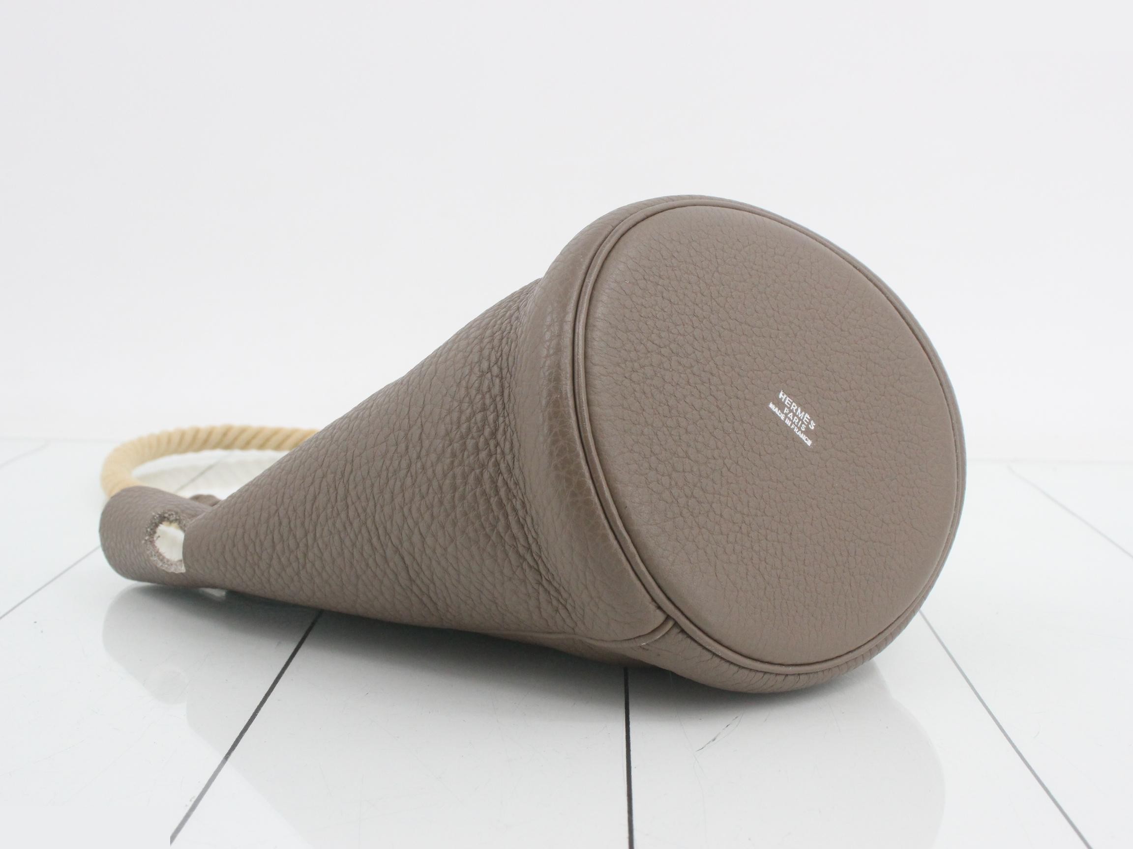 Manjoir PM Taurillon Etoupe, I stamp, with pouch. — view 5
