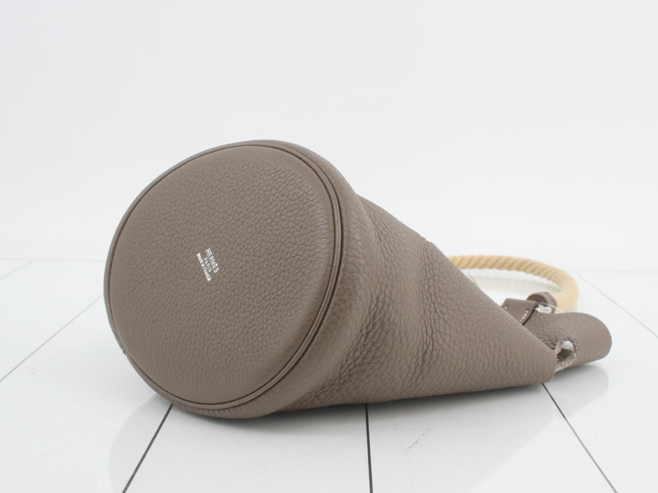 Manjoir PM Taurillon Etoupe, I stamp, with pouch. — view 6