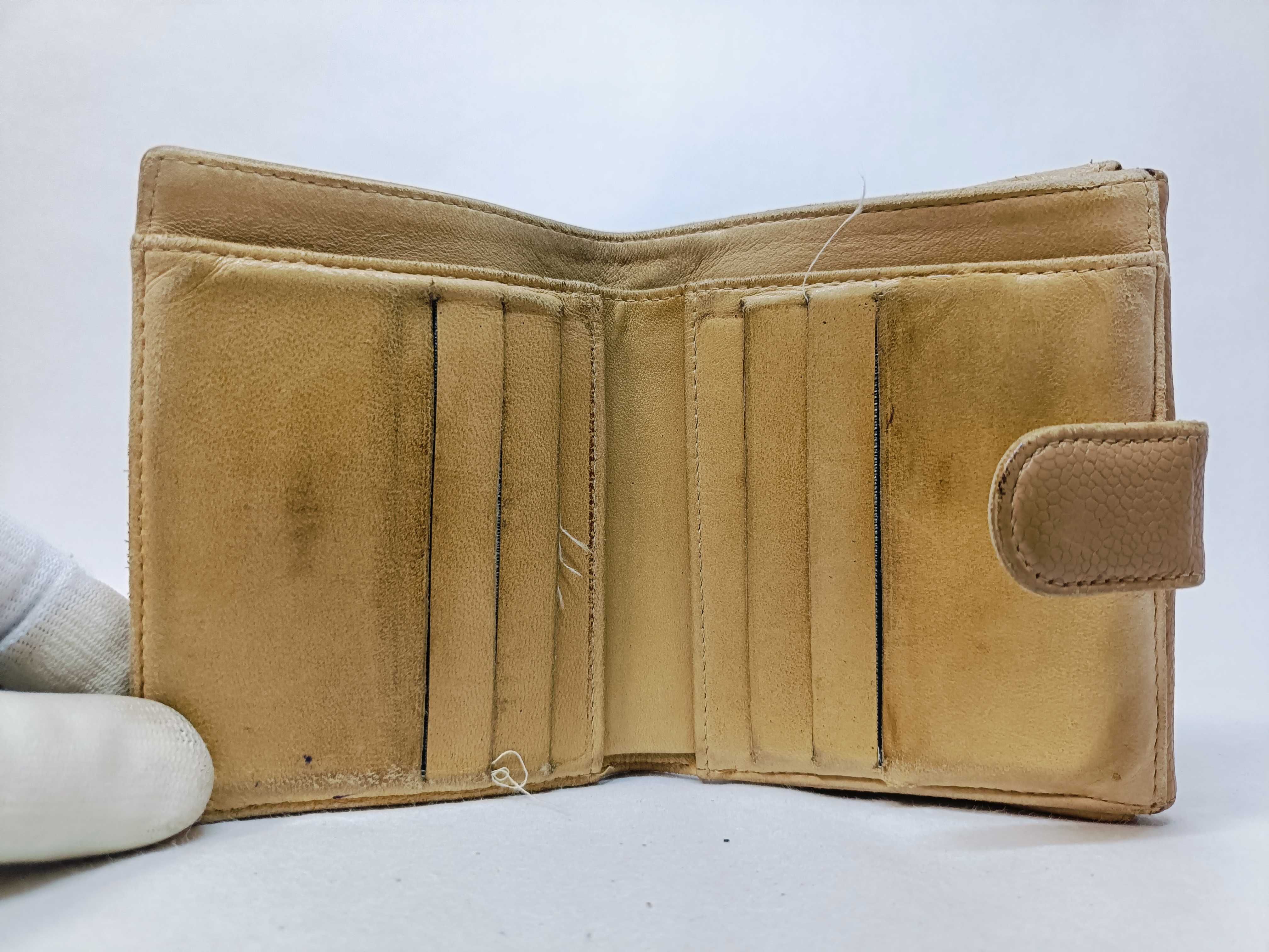Caviar Skin Coco Mark Vintage Bi-fold Wallet Beige — view 11