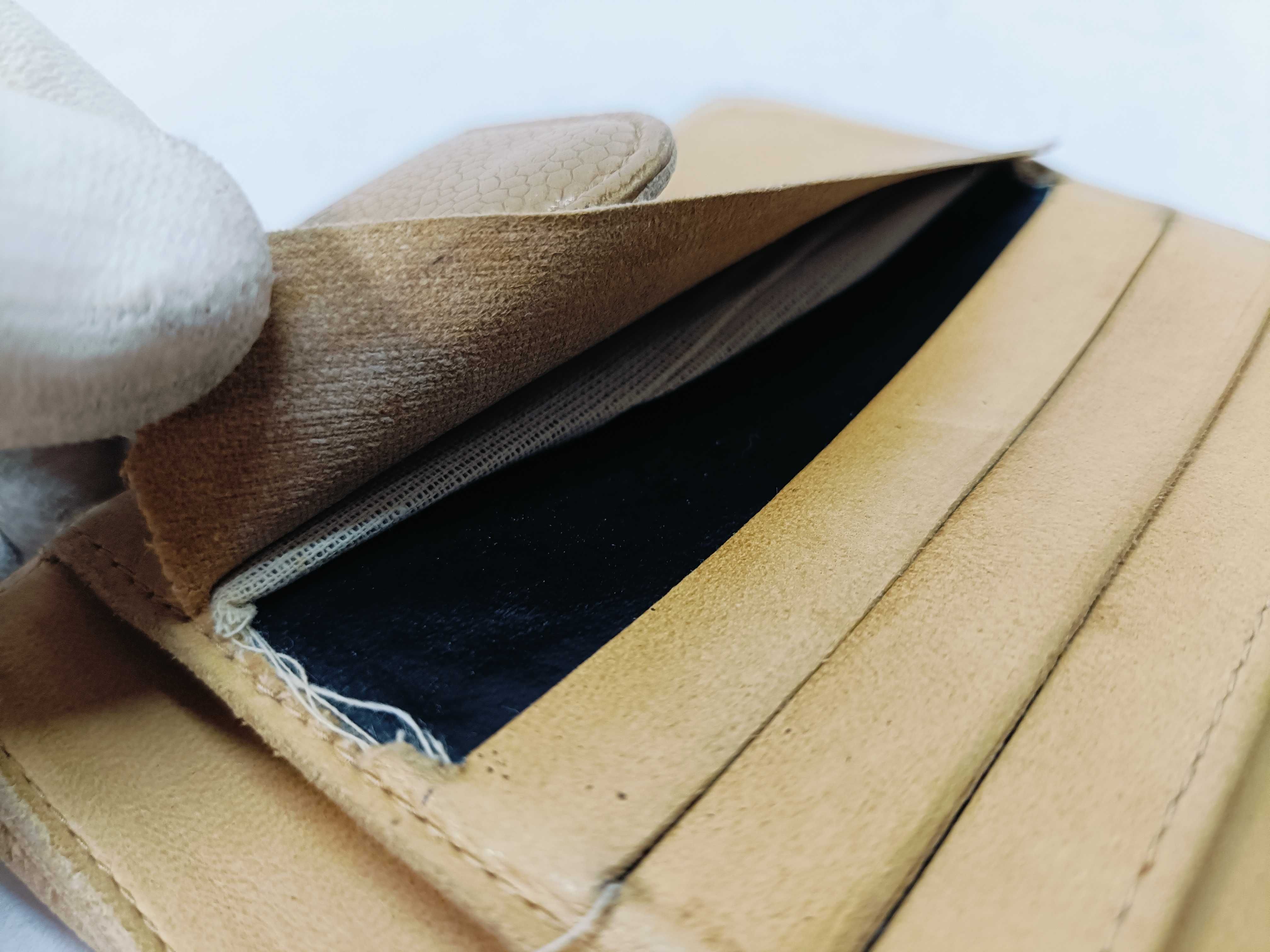 Caviar Skin Coco Mark Vintage Bi-fold Wallet Beige — view 14