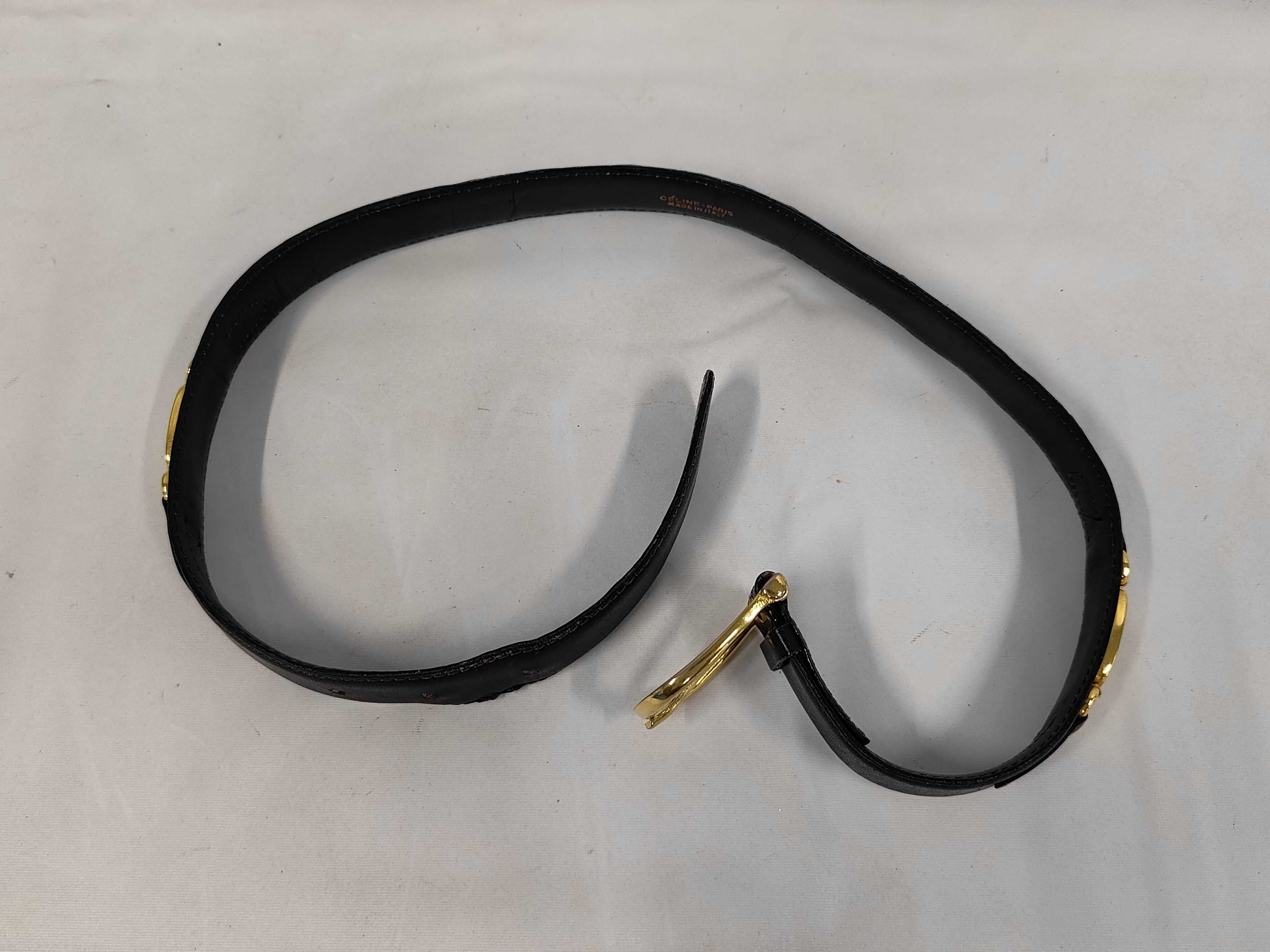 leather belt with carriage-style buckle. — view 9