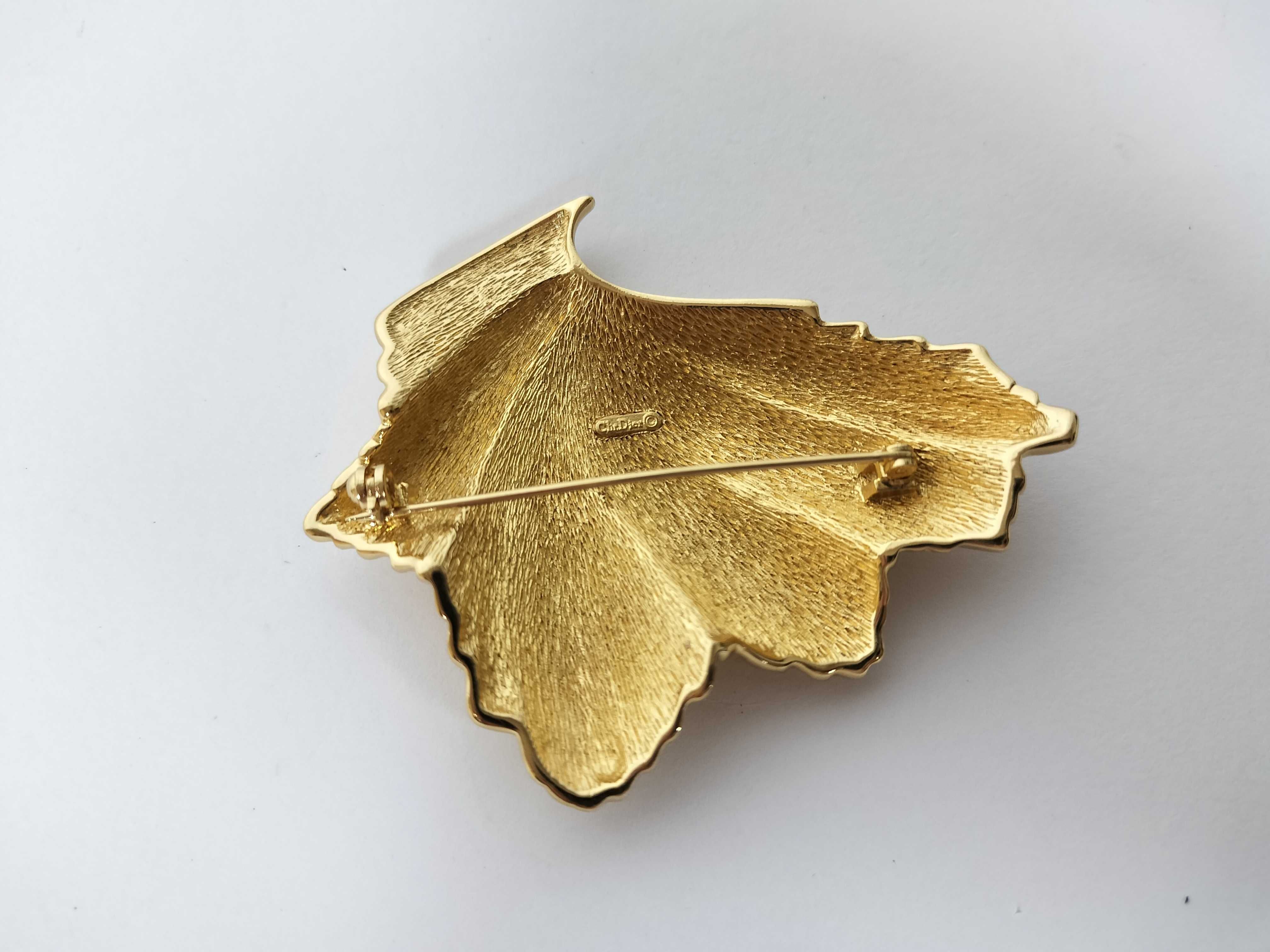 brooch, shell brooch — view 2