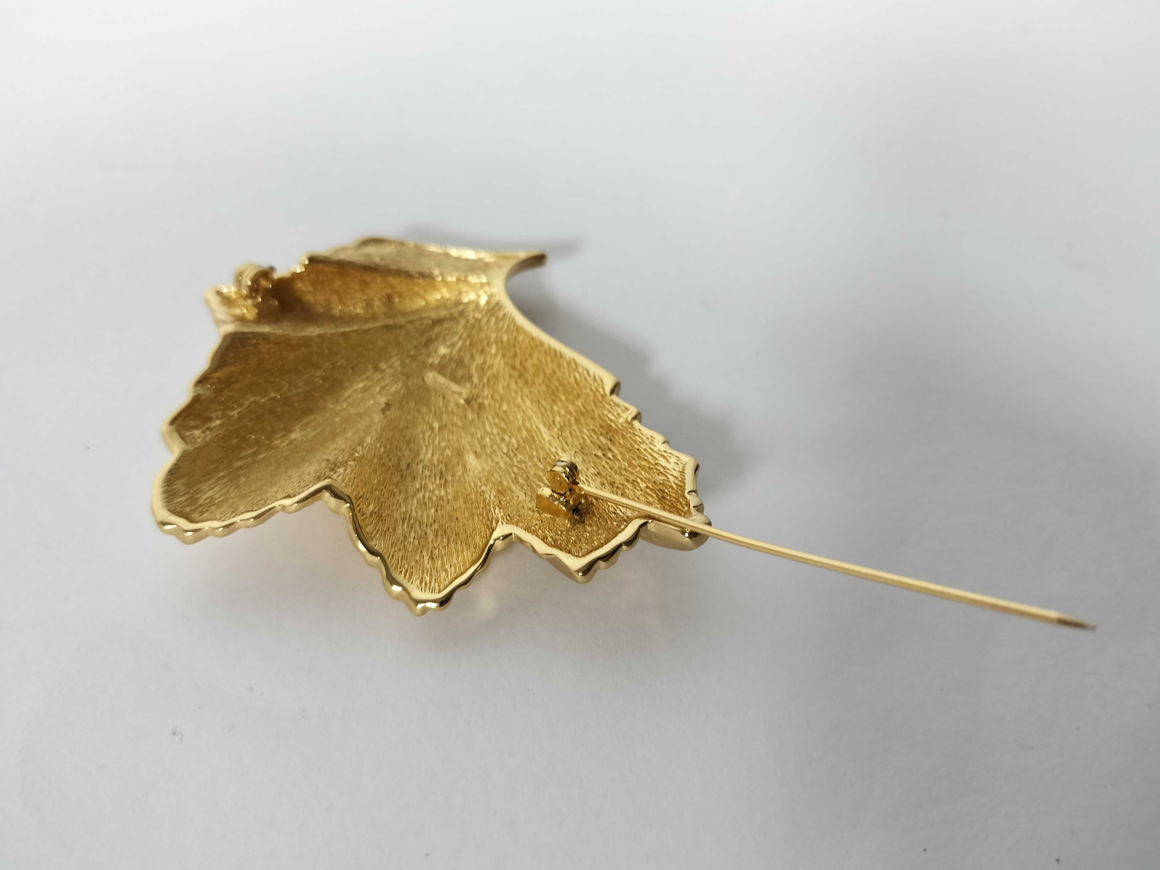 brooch, shell brooch — view 11