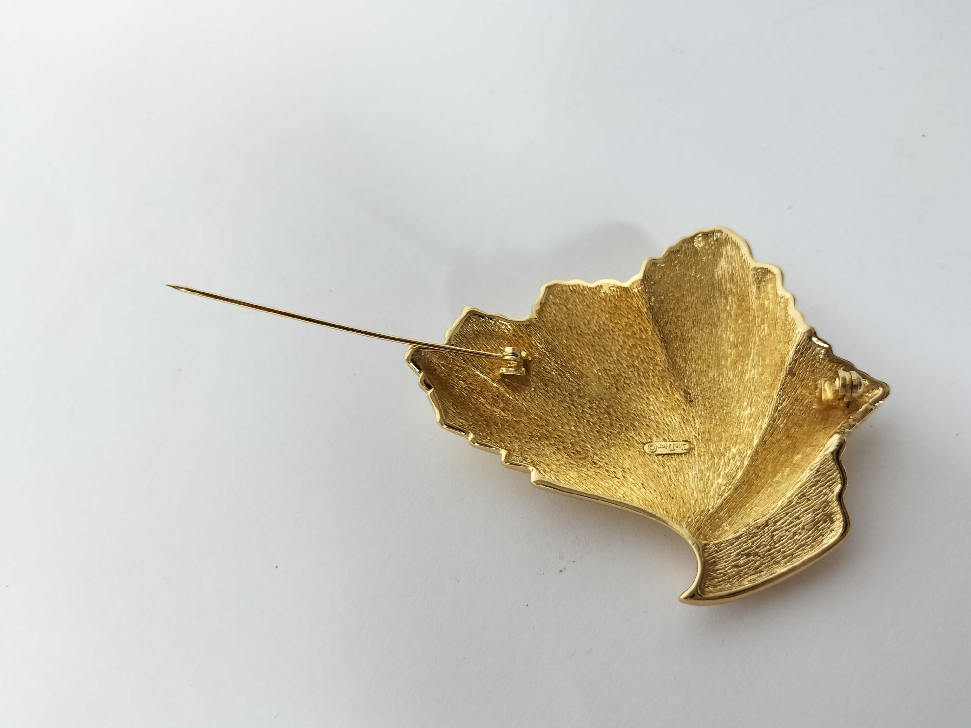 brooch, shell brooch — view 3
