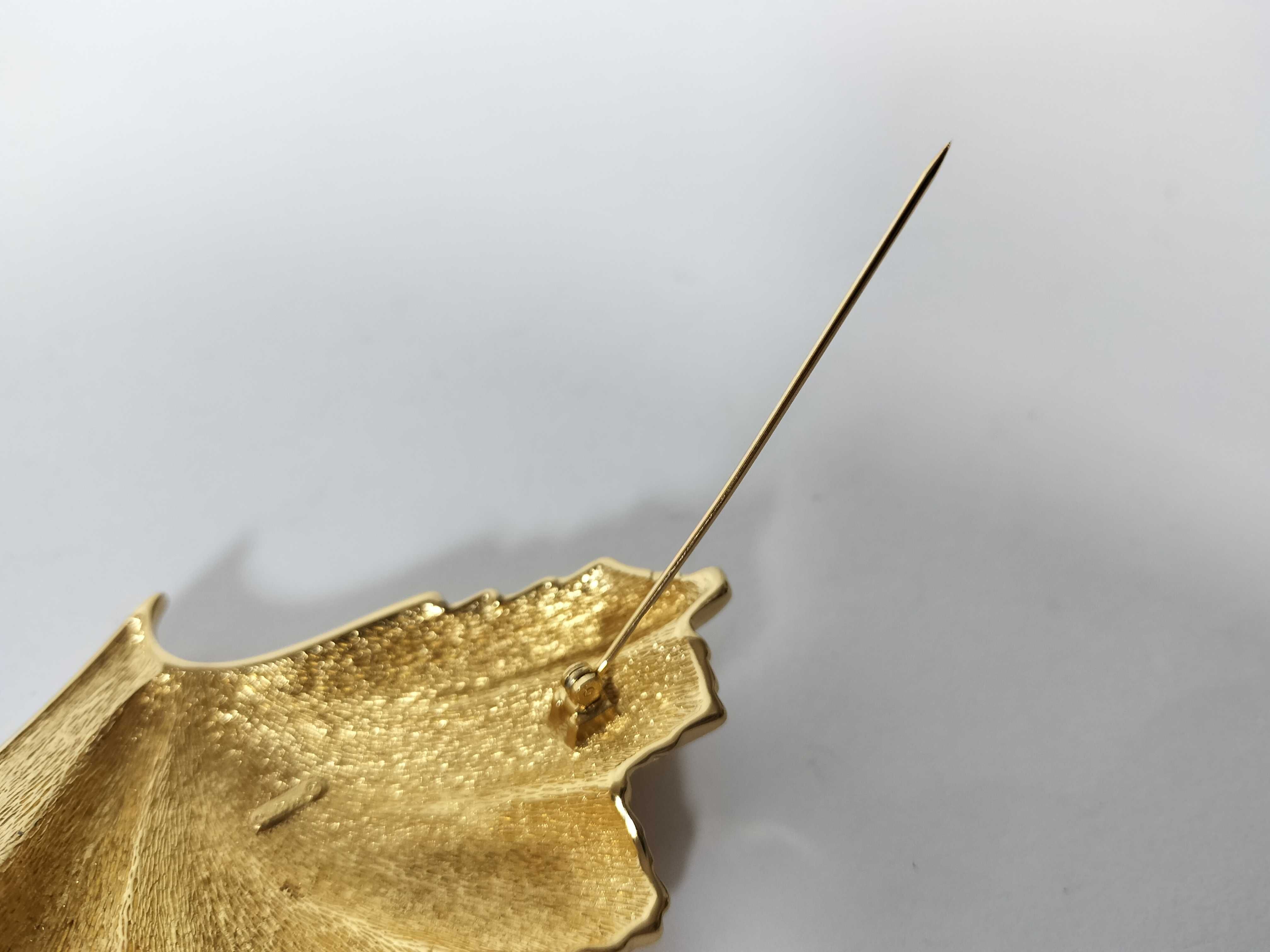 brooch, shell brooch — view 6